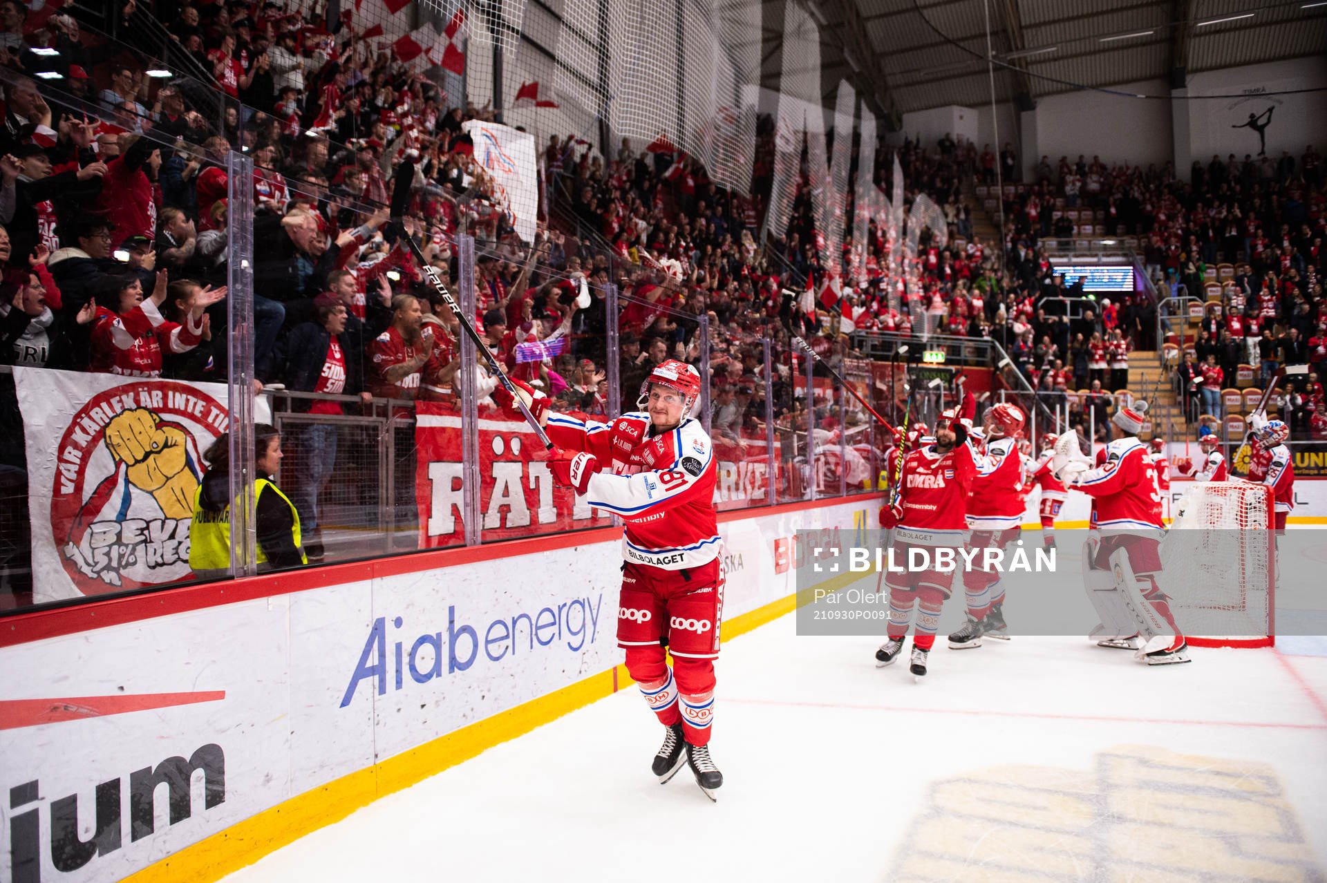 Timrås Jens Lööke jublar med supportrar