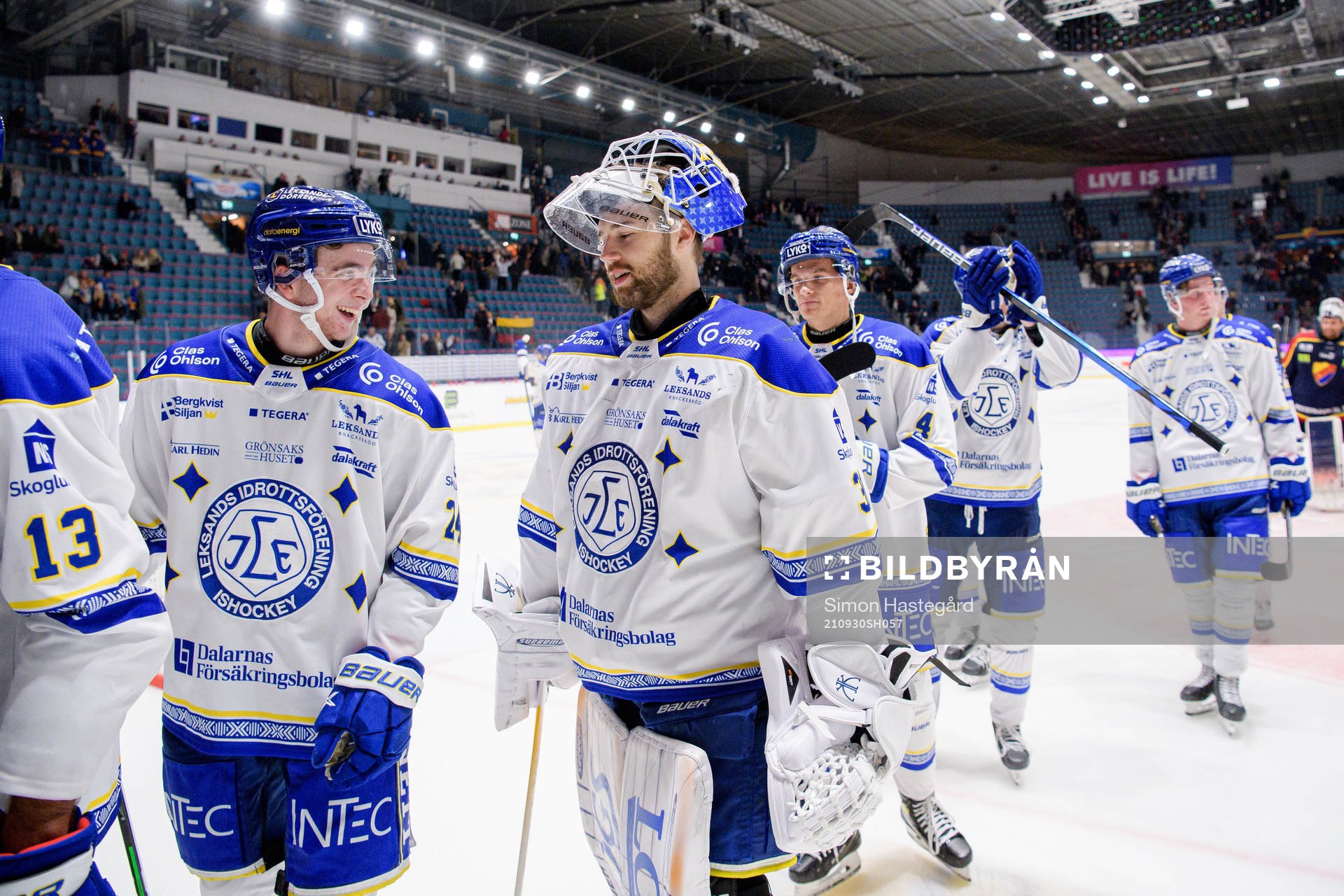 Leksands Isak Rosén  och målvakt Kasimir Kaskisuo jublar