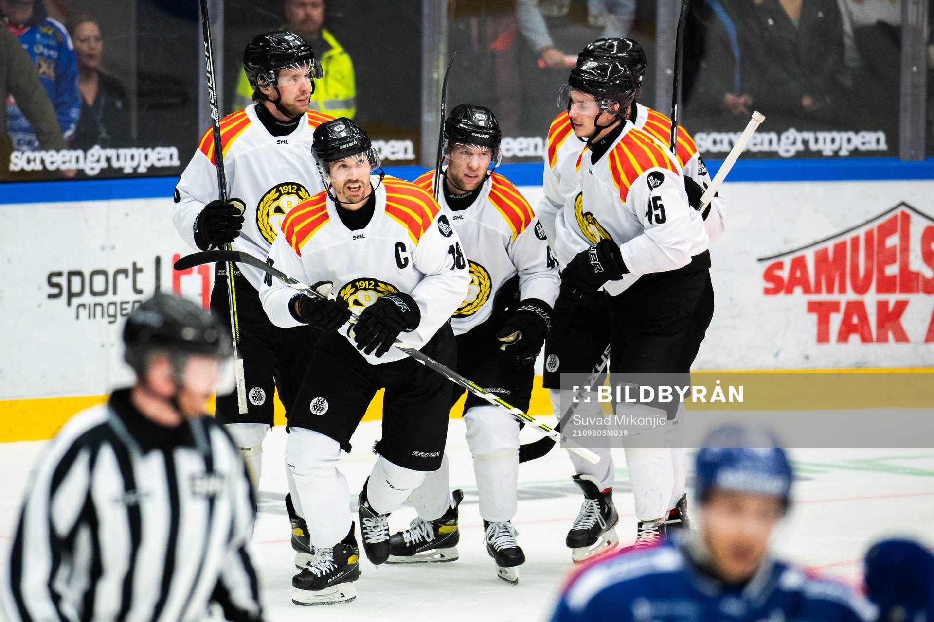 Brynäs Anton Rödin jublar med lagkamrater