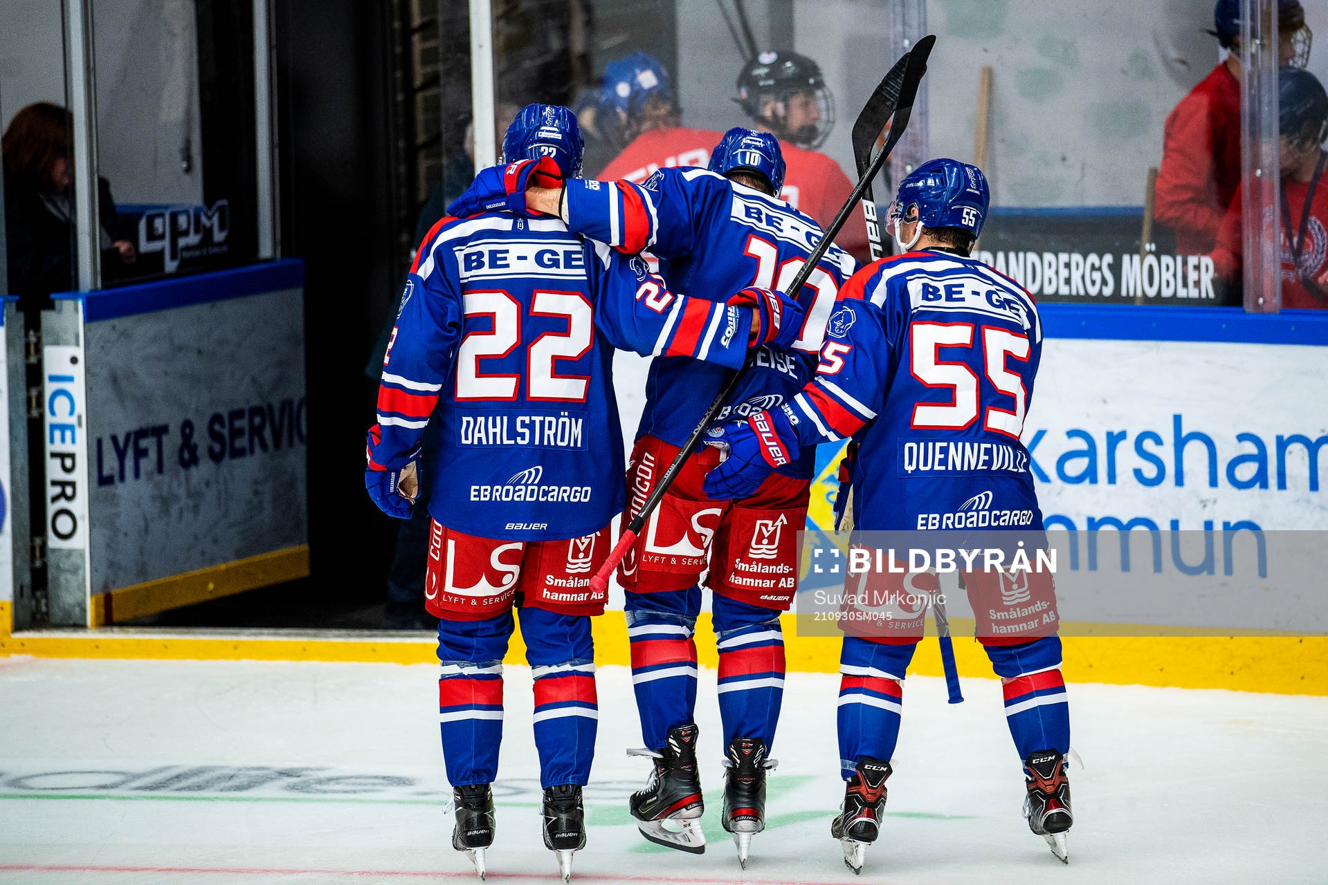 Oskarshamns Dale Weise får hjälp av isen