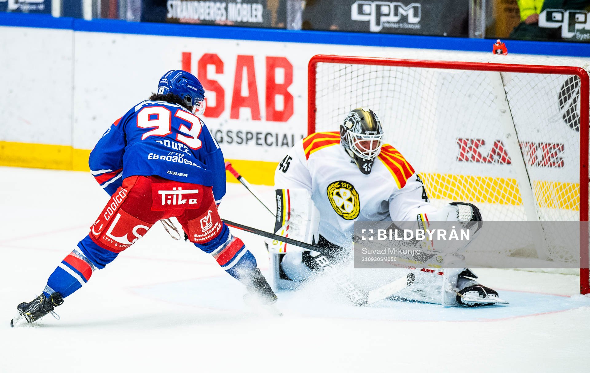 Oskarshamns Cameron Brace och Brynäs målvakt Viktor