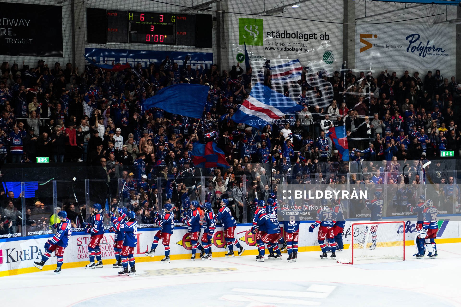 Oskarshamns spelare jublar framför supportrar