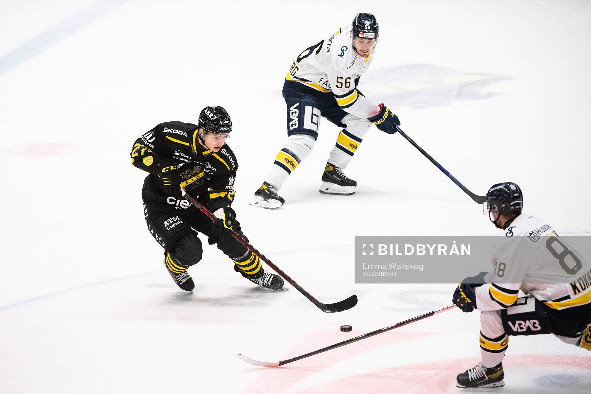 s Marcus Ahlzén mot HV71:s Fredrik Forsberg och Alexander