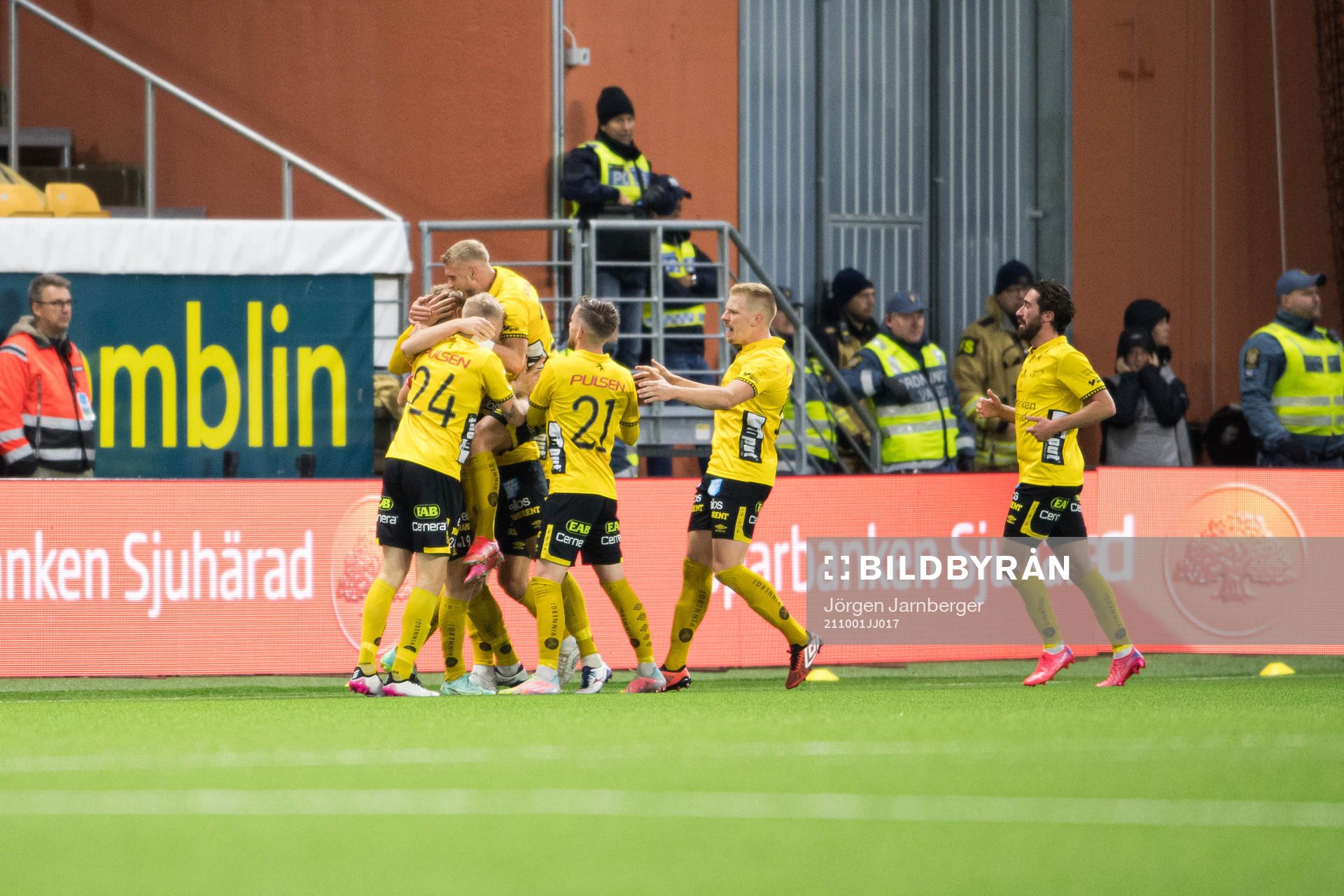 Elfsborgs Jeppe Møldrup Okkels (skymd) jublar med