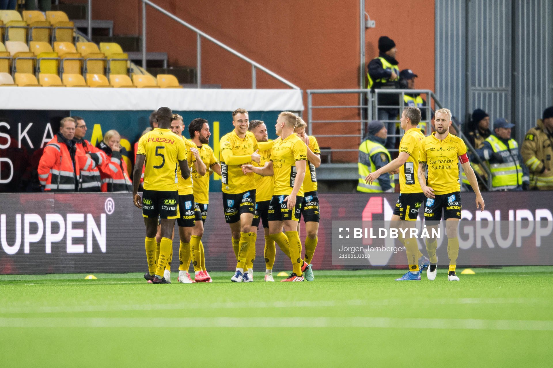 Elfsborgs spelare jublar efter att Jeppe Møldrup Okkels gjort 1-0 under fotbollsmatchen i Allsvenskan mellan Elfsborg och IFK Göteborg den 1 oktober 2021 i Borås.