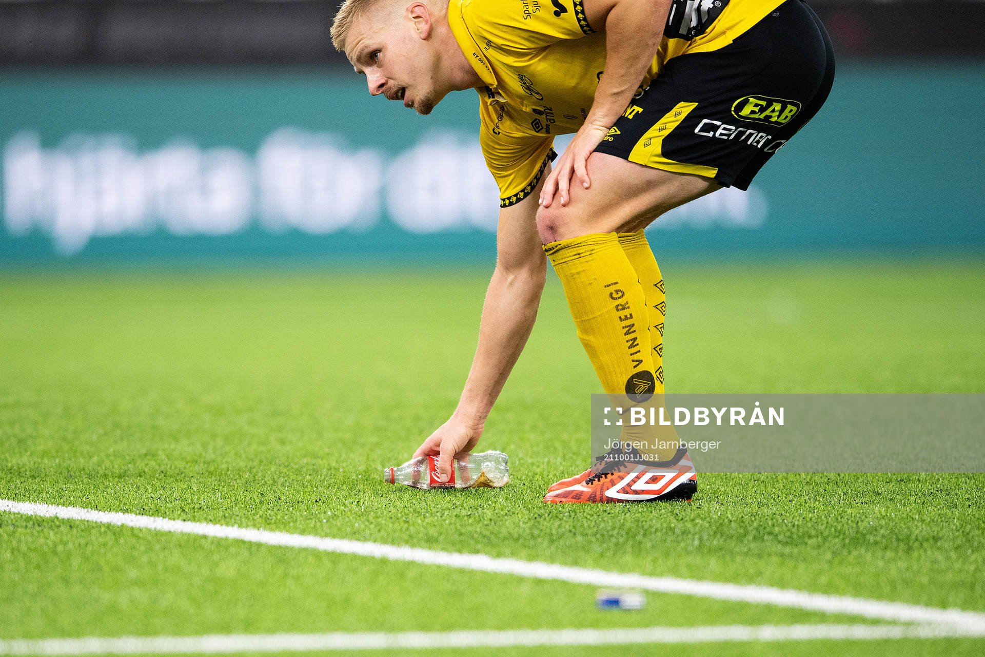 Elfsborgs Per Frick flyttar på en inkastad flaska
