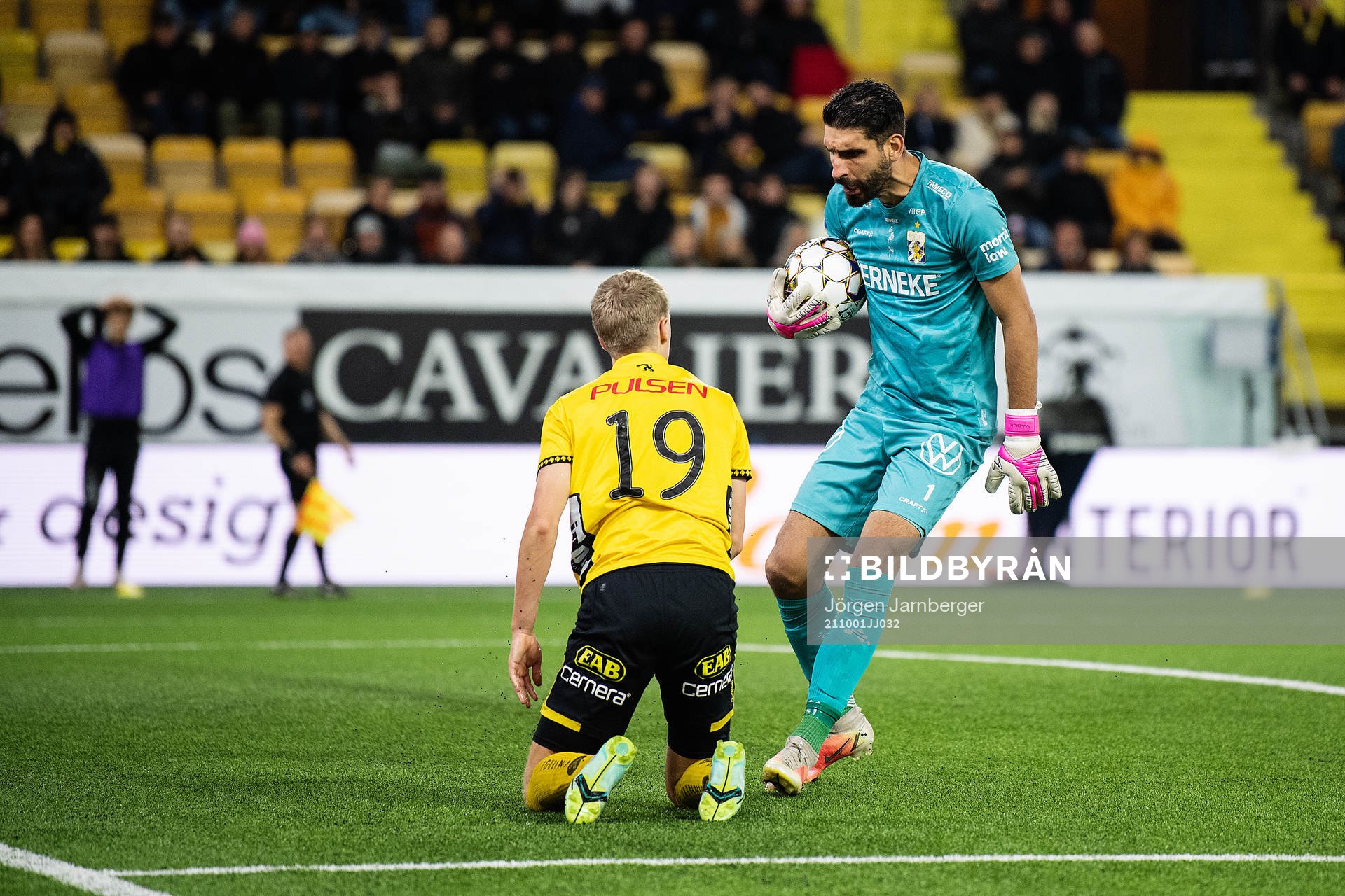 IFK Göteborgs målvakt Giannis Anestis reagerar mot