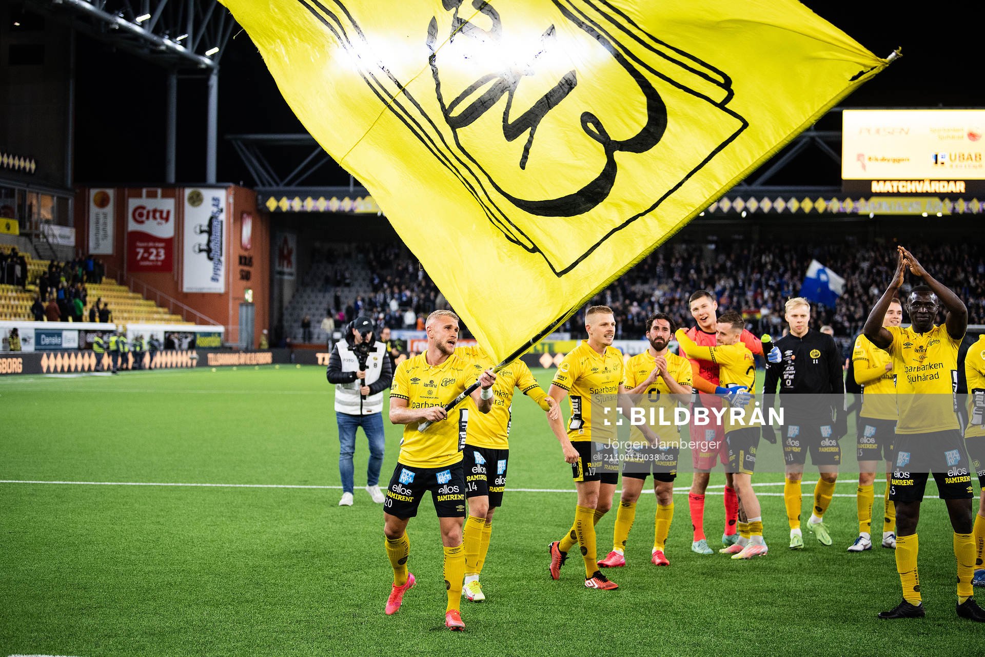Elfsborgs Simon Strand med lagkamrater jublar