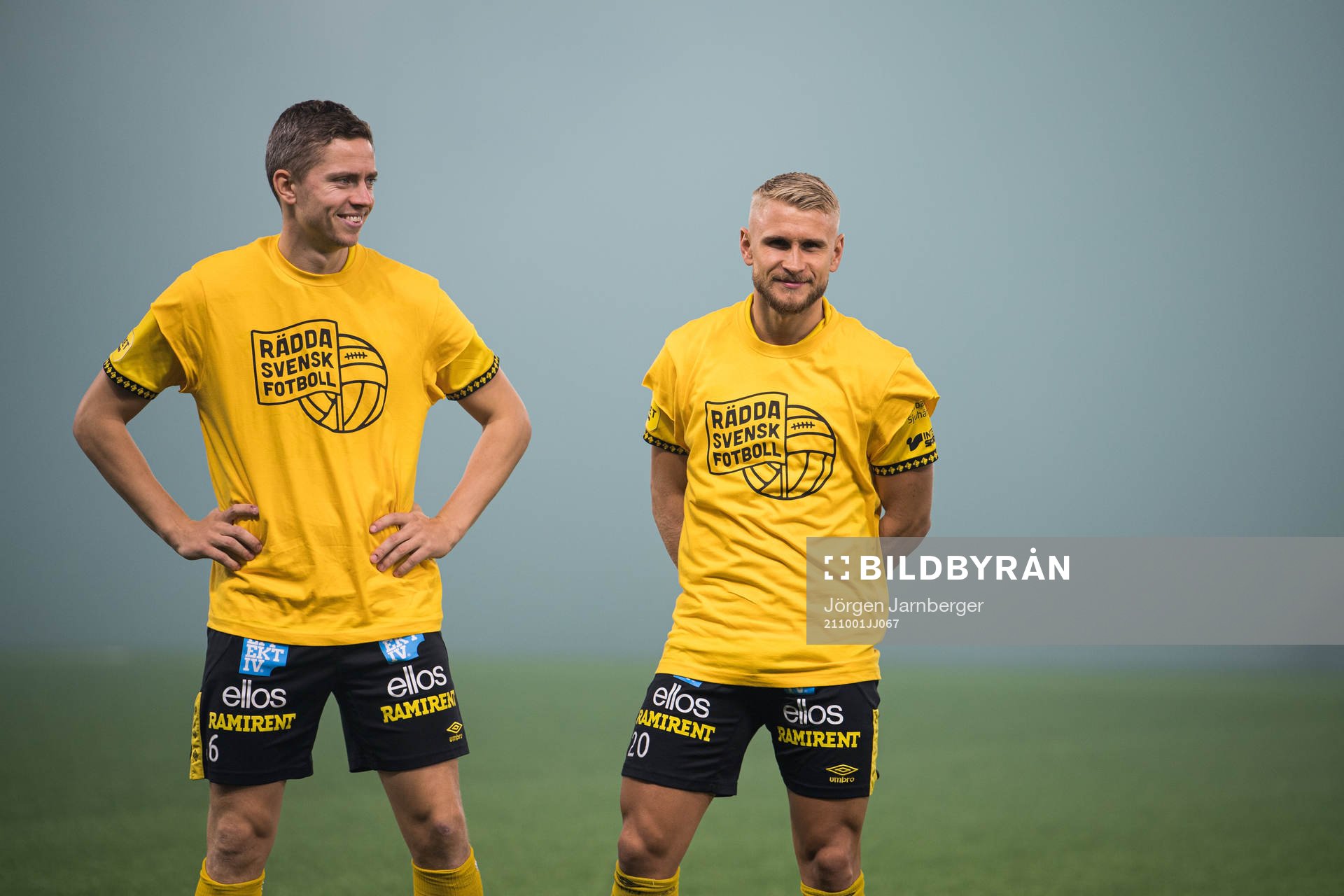 Elfsborgs André Rømer och Simon Strand iklädda tröjor