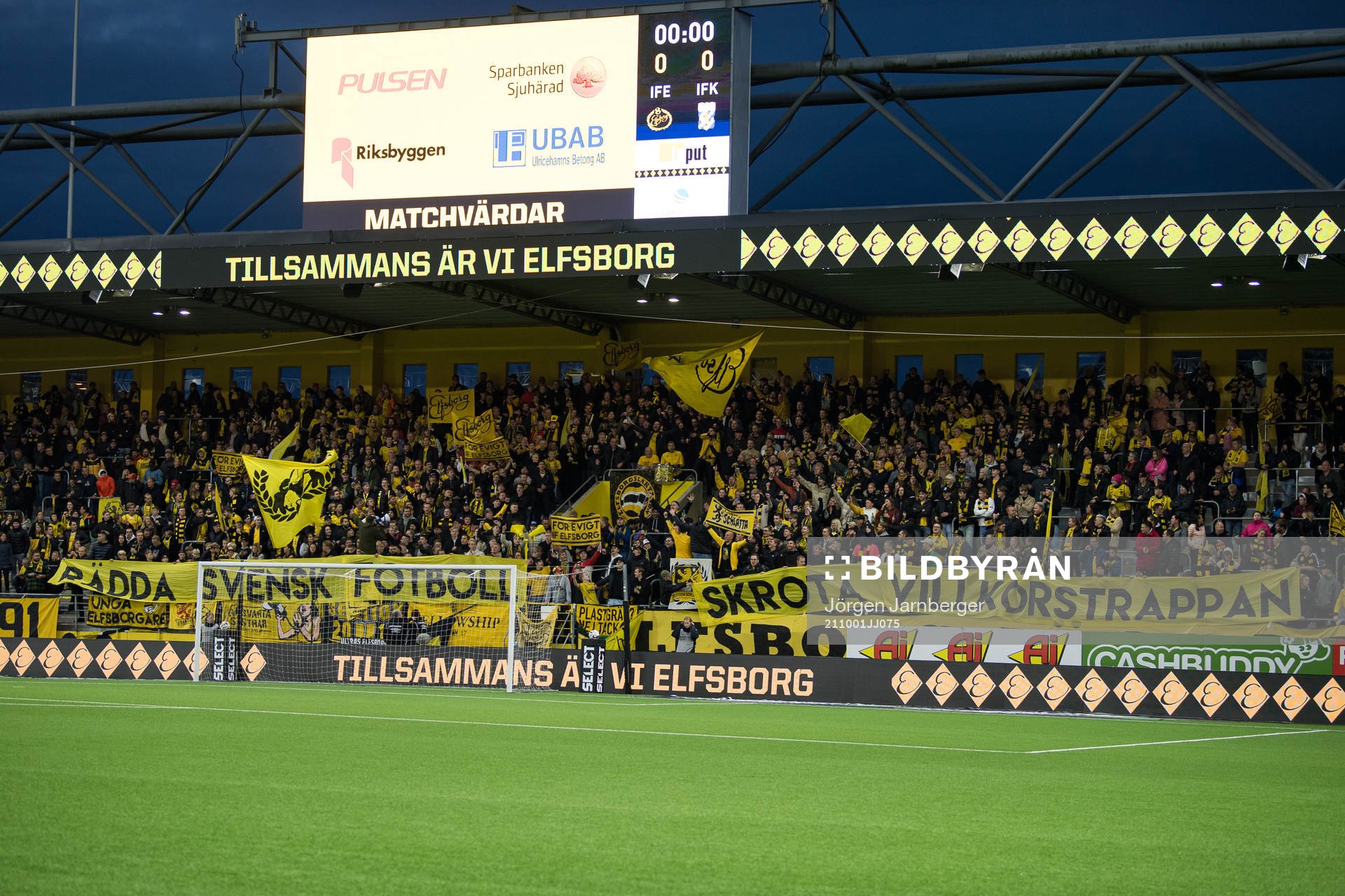 Elfsborgs supportrar med banderoll ”Rädda svensk