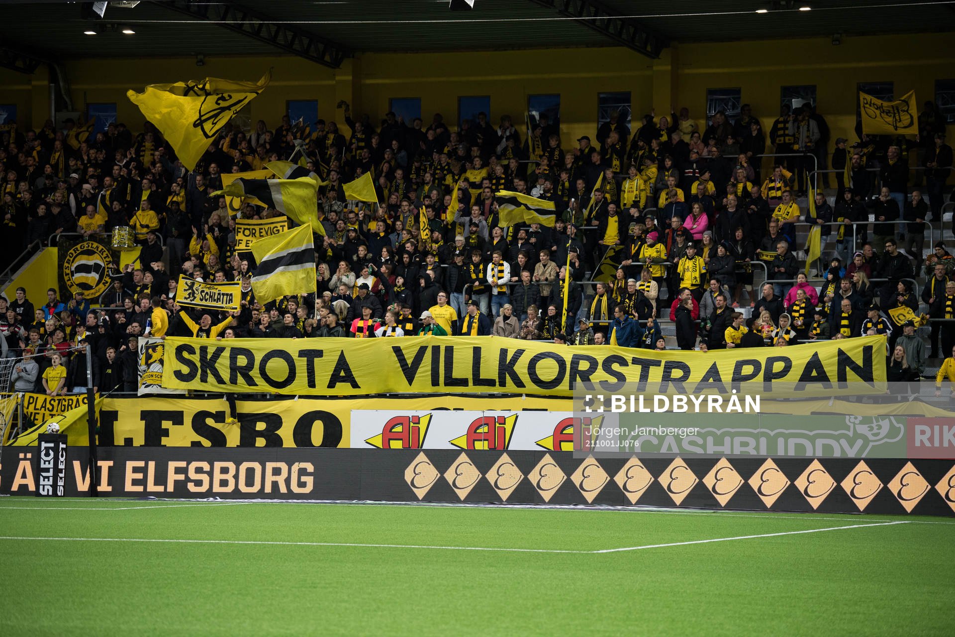 Elfsborgs supportrar med banderoll ”Skrota