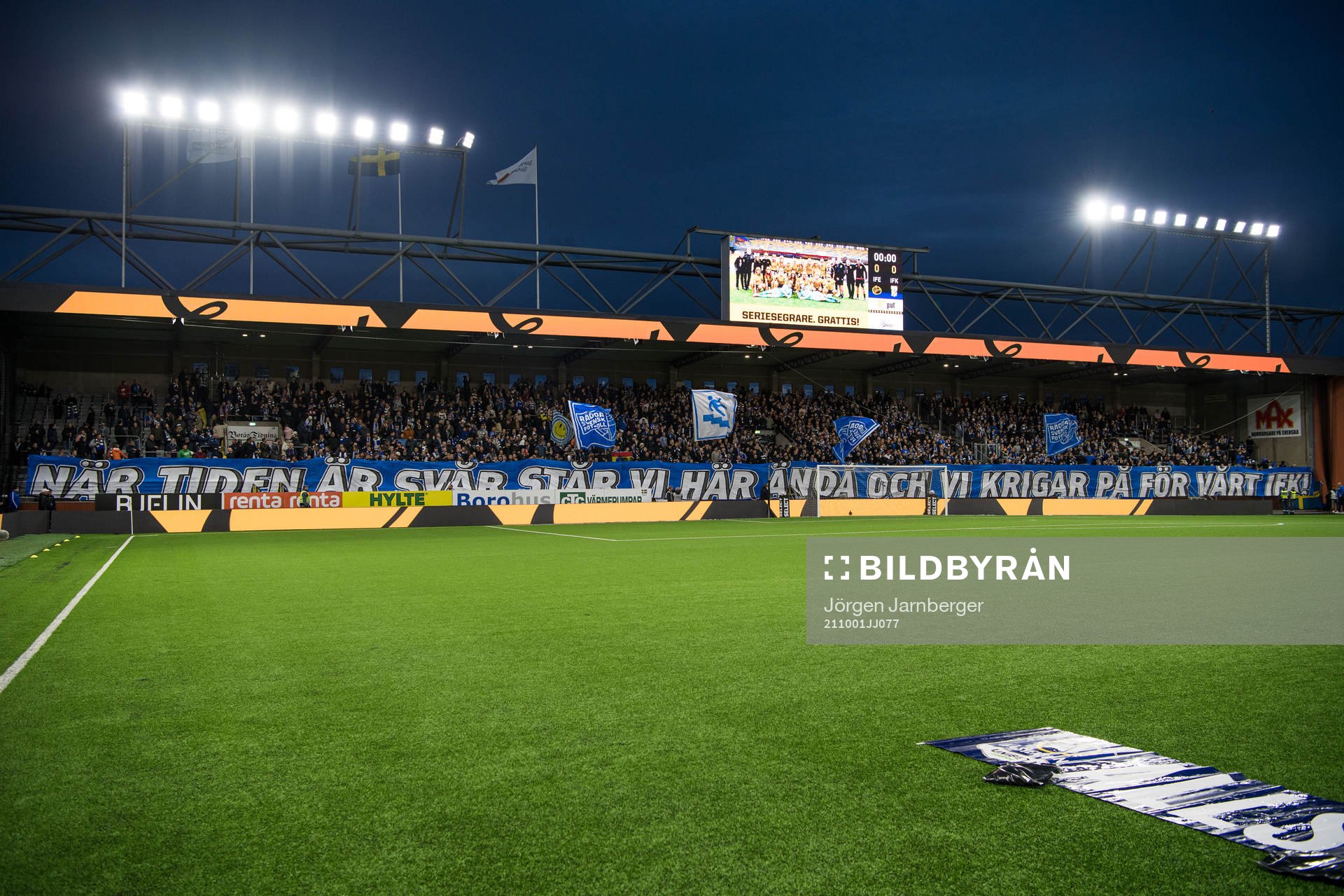 IFK Göteborgs supportrar med banderoll ”När tiden är