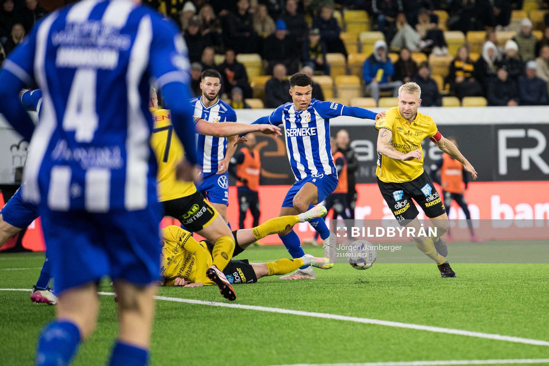 Elfsborgs Johan Larsson och IFK Göteborgs Alexander Jallow
