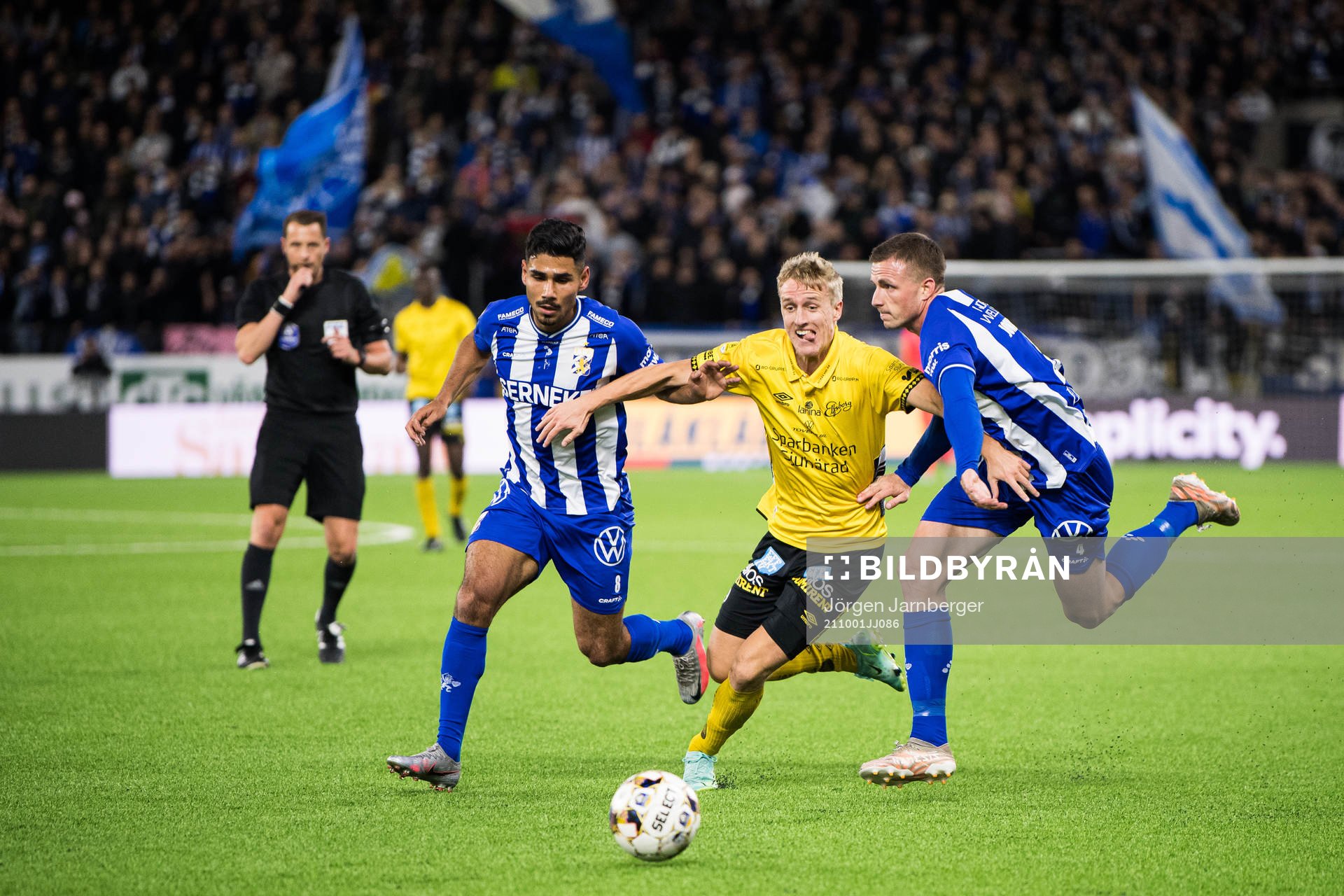 Elfsborgs Jeppe Møldrup Okkels i kamp med IFK Göteborgs Hosam Aiesh och Calle Johansson under fotbollsmatchen i Allsvenskan mellan Elfsborg och IFK Göteborg den 1 oktober 2021 i Borås.