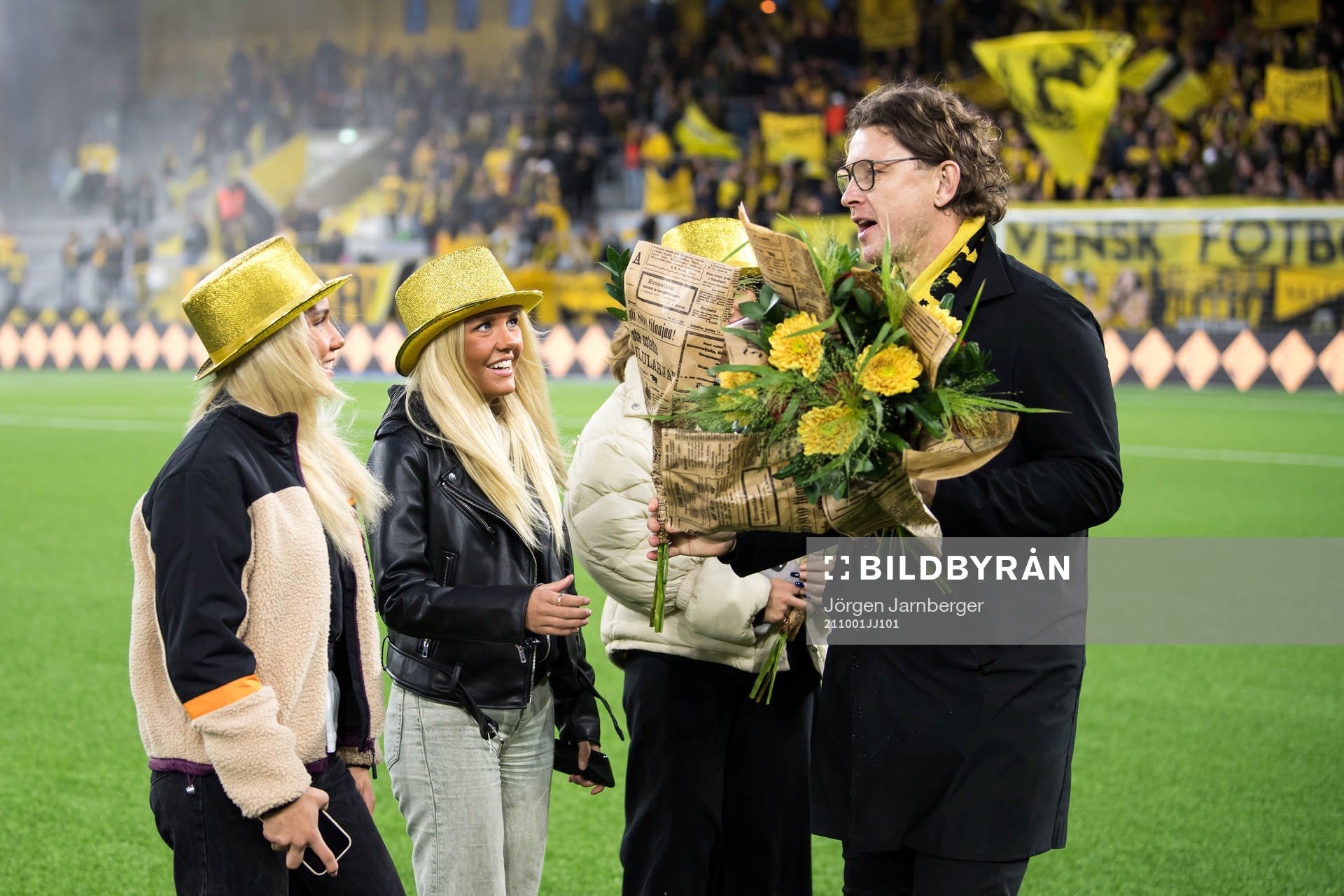 Elfsborgs klubbchef Stefan Andreasson överlämnar blommor