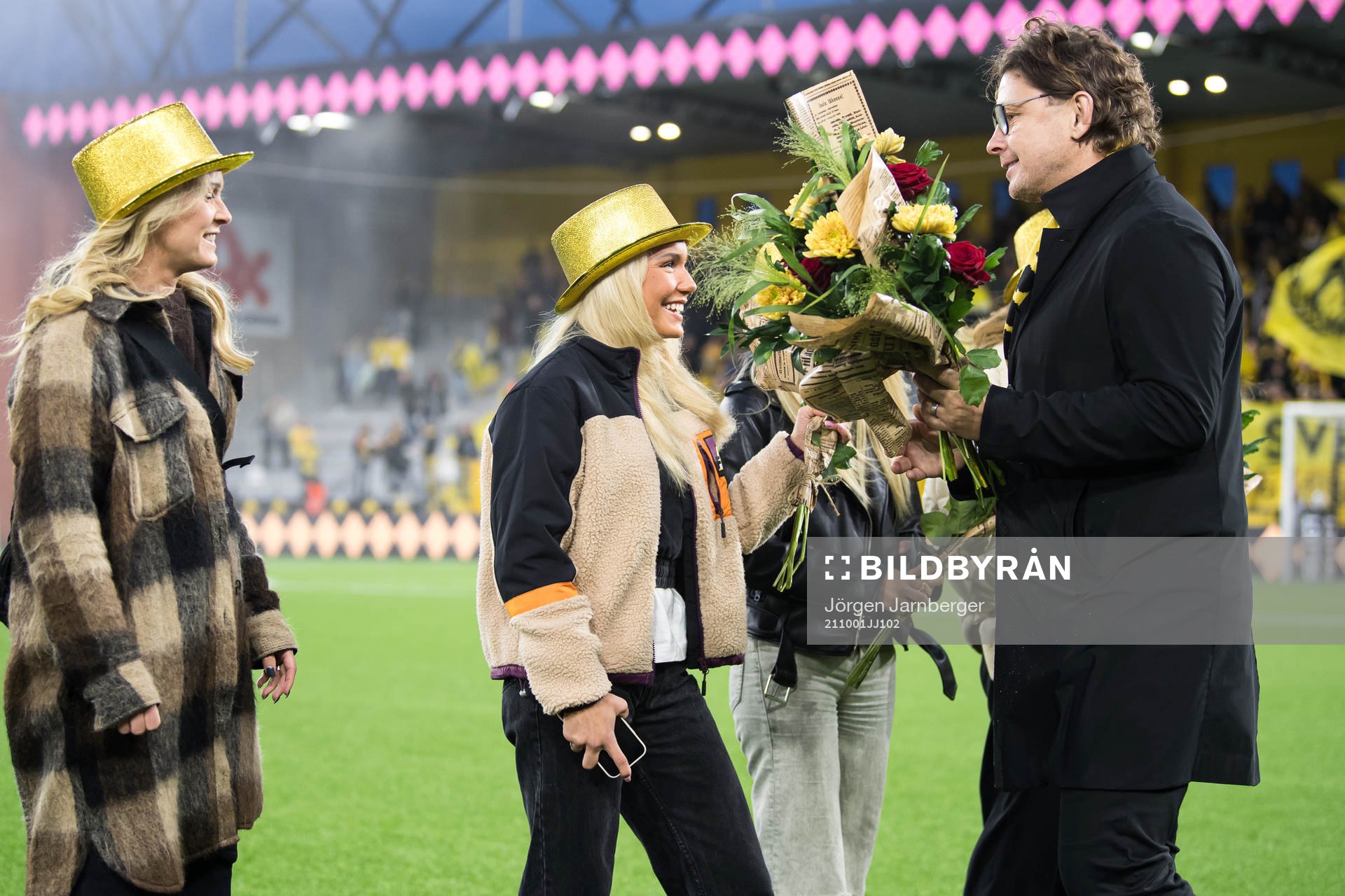 Elfsborgs klubbchef Stefan Andreasson överlämnar blommor