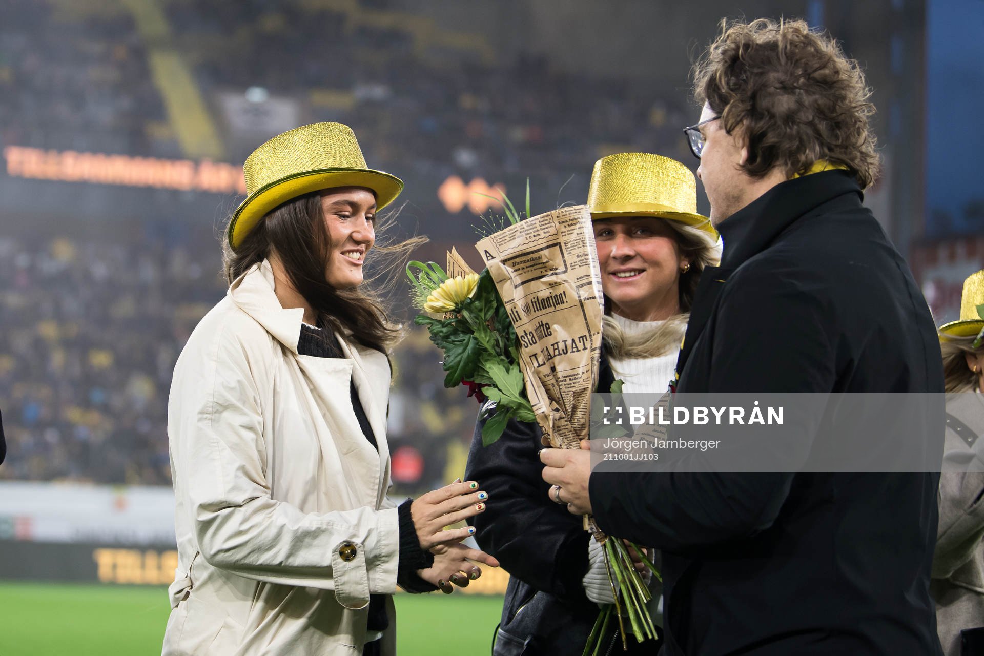 Elfsborgs klubbchef Stefan Andreasson överlämnar blommor