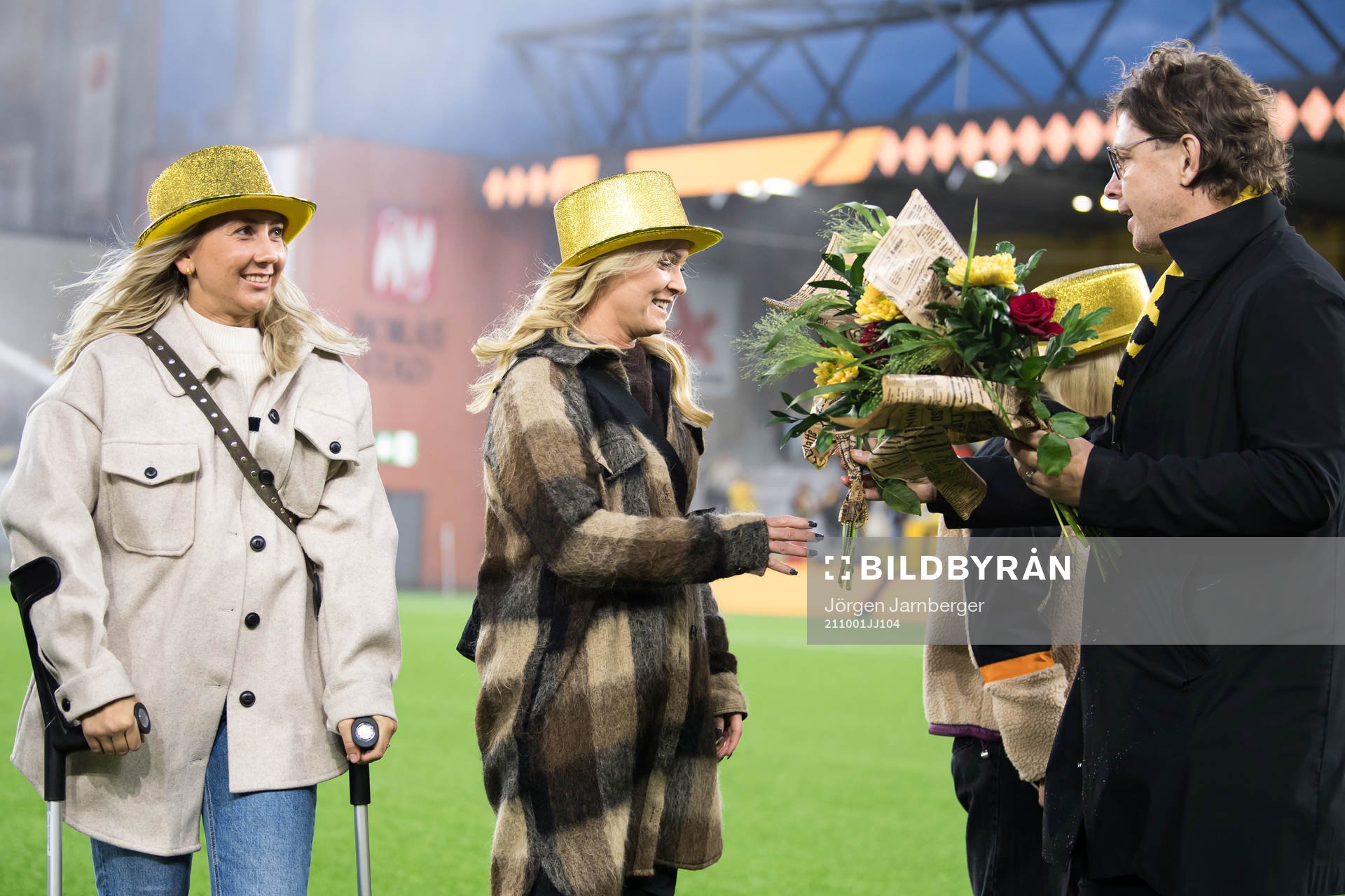 Elfsborgs klubbchef Stefan Andreasson överlämnar blommor