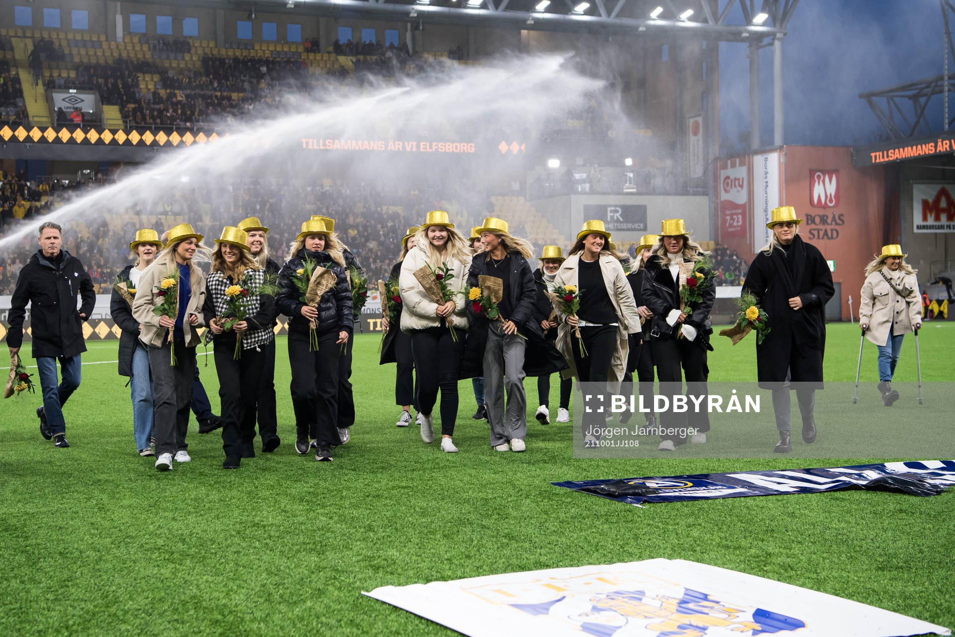 Elfsborgs damlaget med blommor och guldhattar