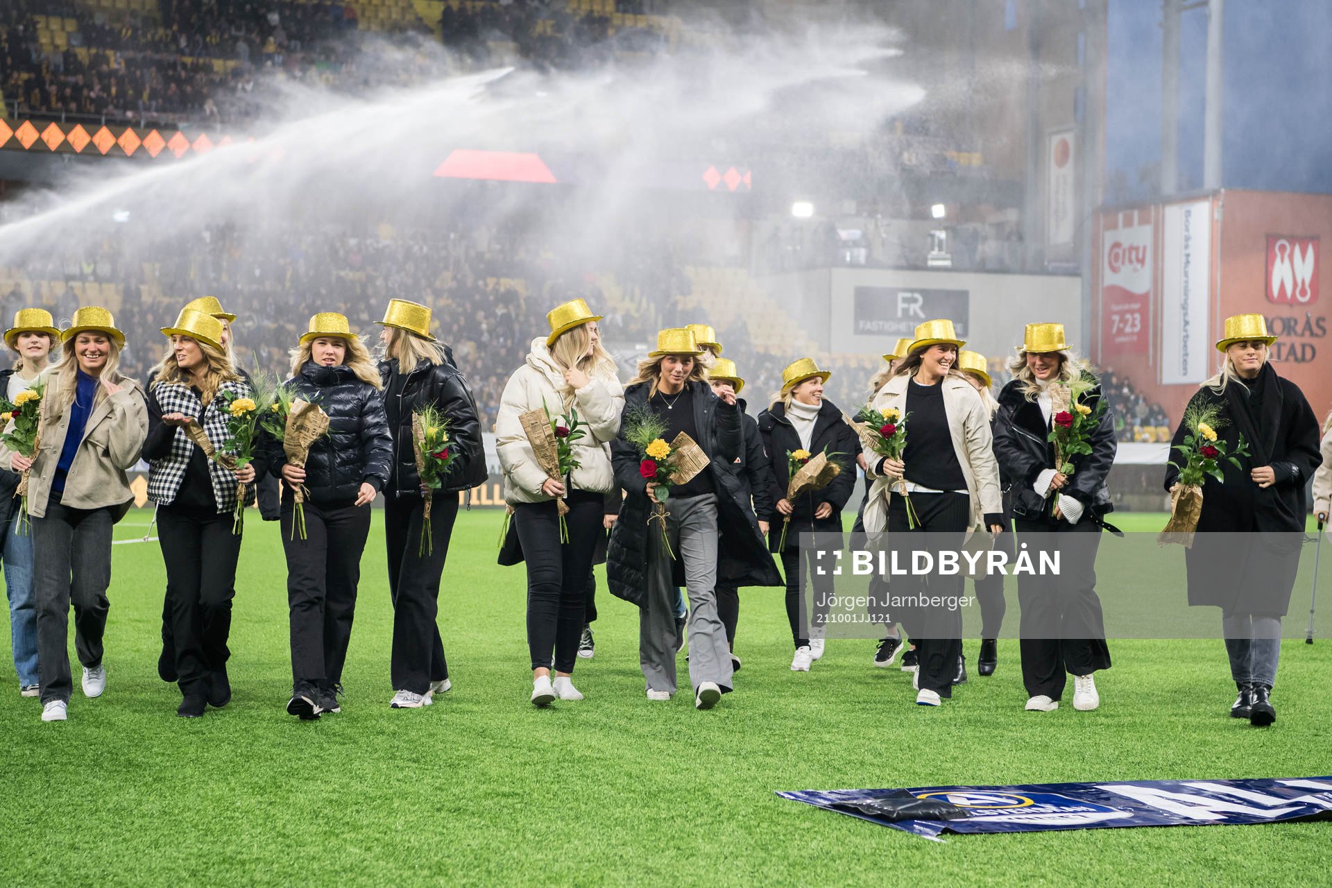 Elfsborgs damlaget med blommor och guldhattar