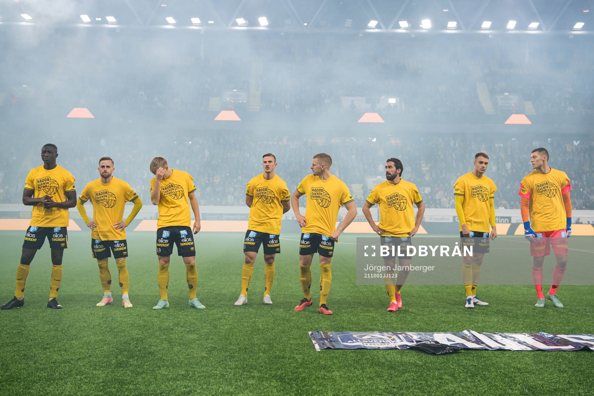 Elfsborgs spelare iförda tröjor med texten ”Rädda