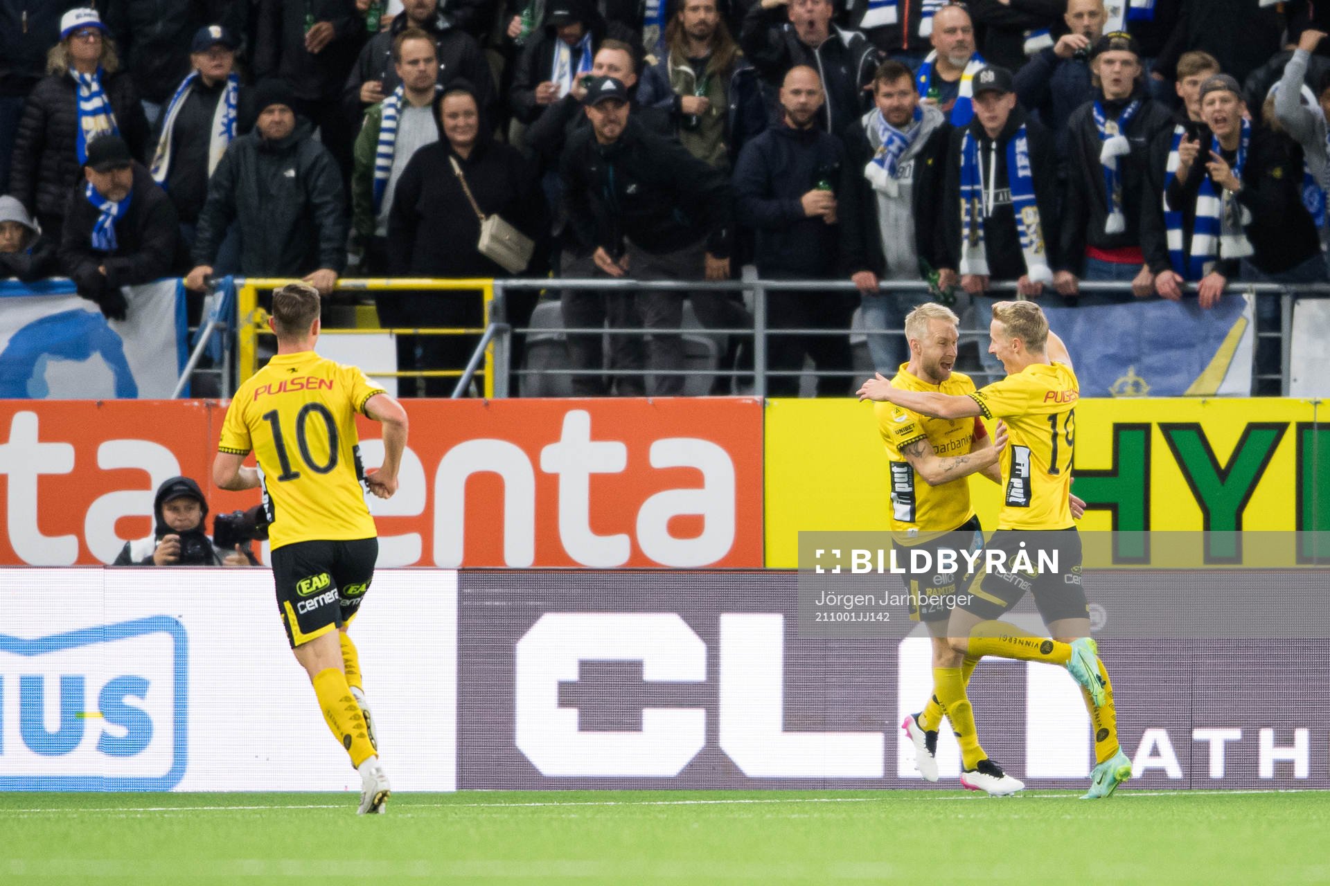 Elfsborgs Jeppe Møldrup Okkels jublar med Johan Larsson efter 1-0 under fotbollsmatchen i Allsvenskan mellan Elfsborg och IFK Göteborg den 1 oktober 2021 i Borås.
