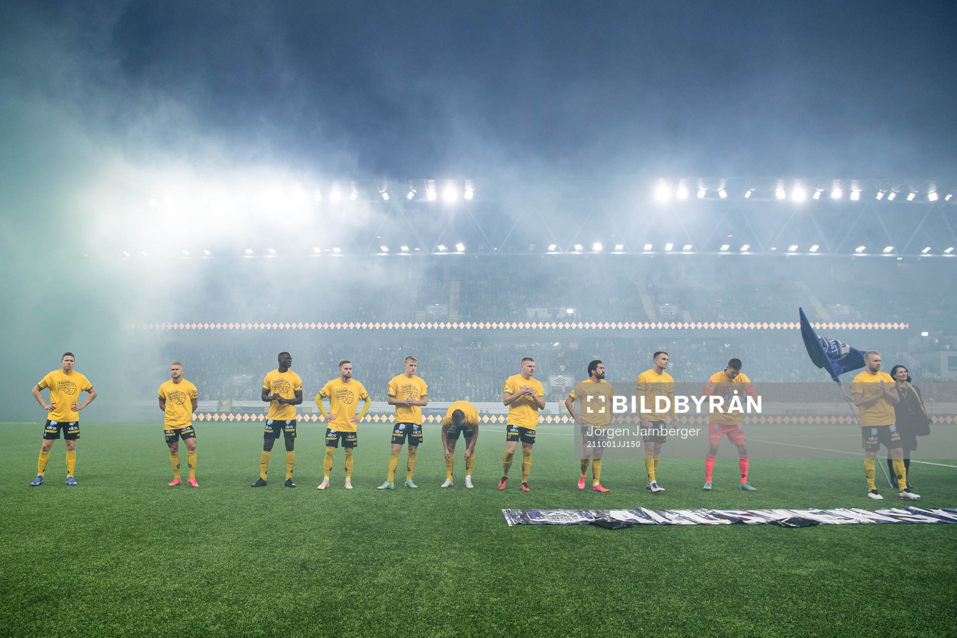 Elfsborgs spelare iklädda tröjor med texten ”Rädda
