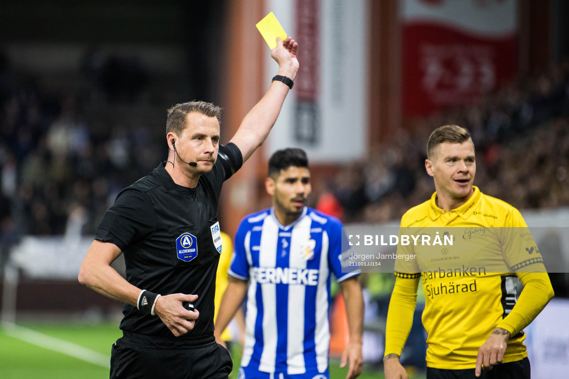 Domare Andreas Ekberg visar gult kort