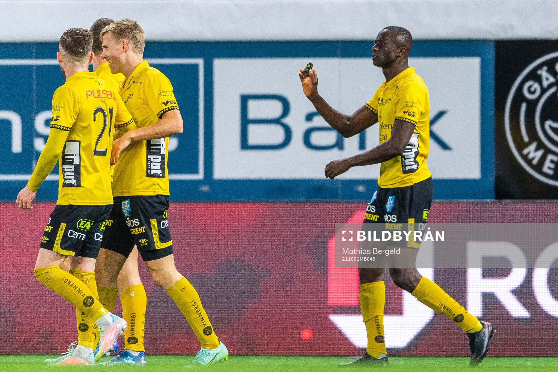 Elfsborgs Maudo Lamine Jarjué håller upp ett föremål