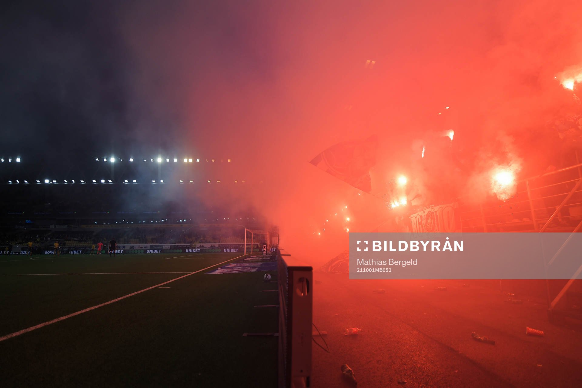 IFK Göteborgs supportrar med bengaliska eldar