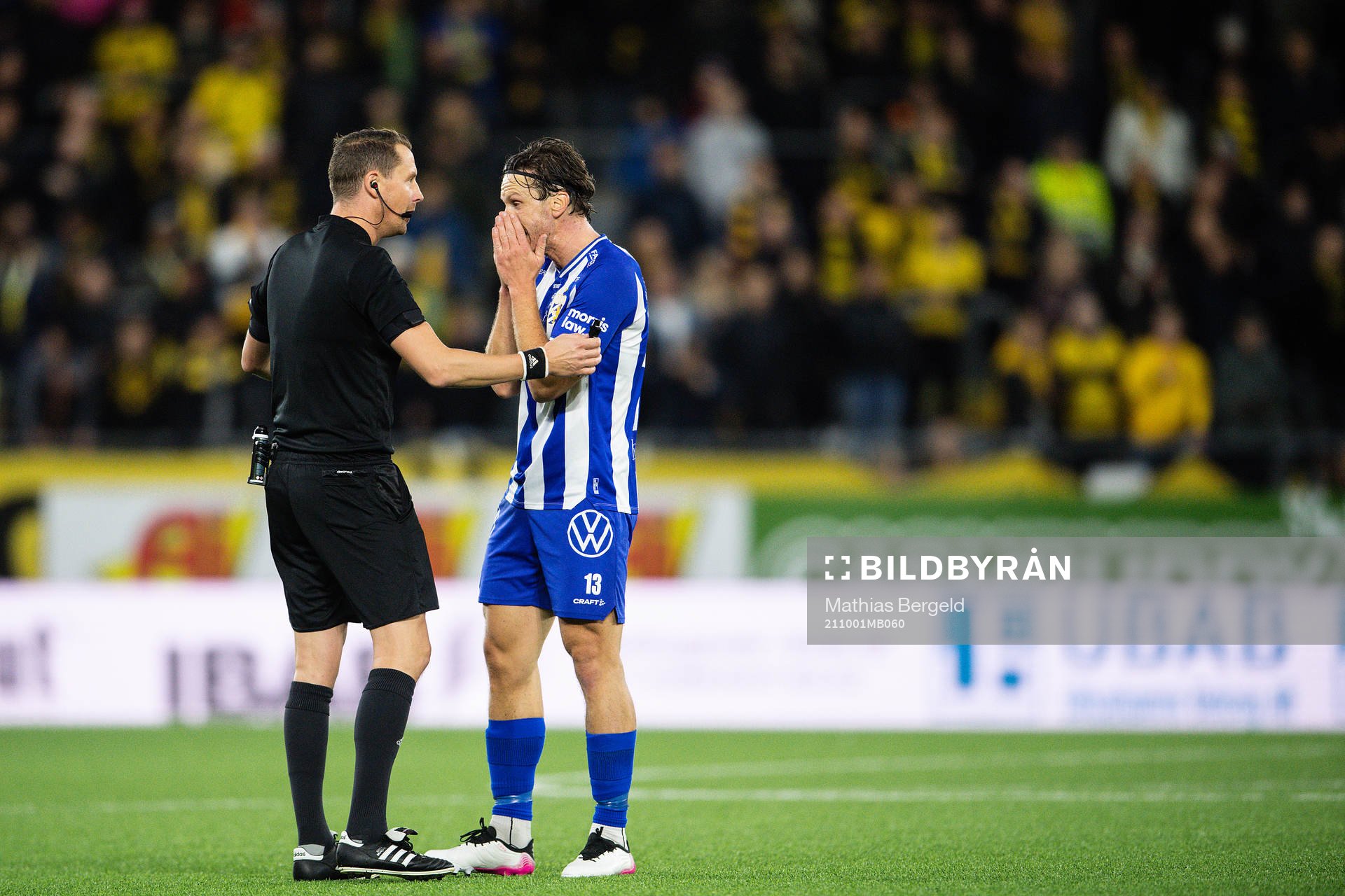 Domare Andreas Ekberg och IFK Göteborgs Gustav Svensson