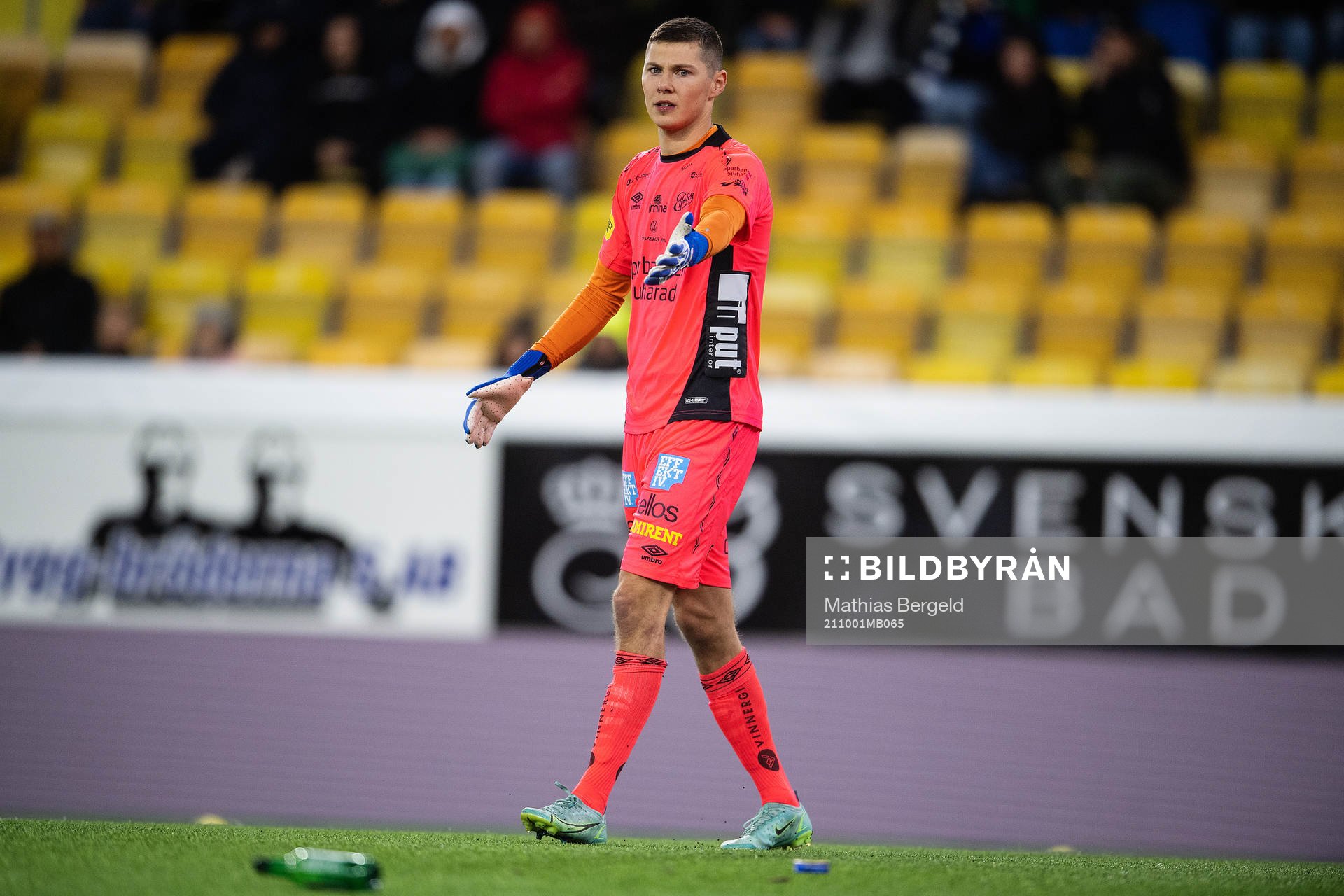 Elfsborgs målvakt Hakon Rafn Valdimarsson reagerar mot
