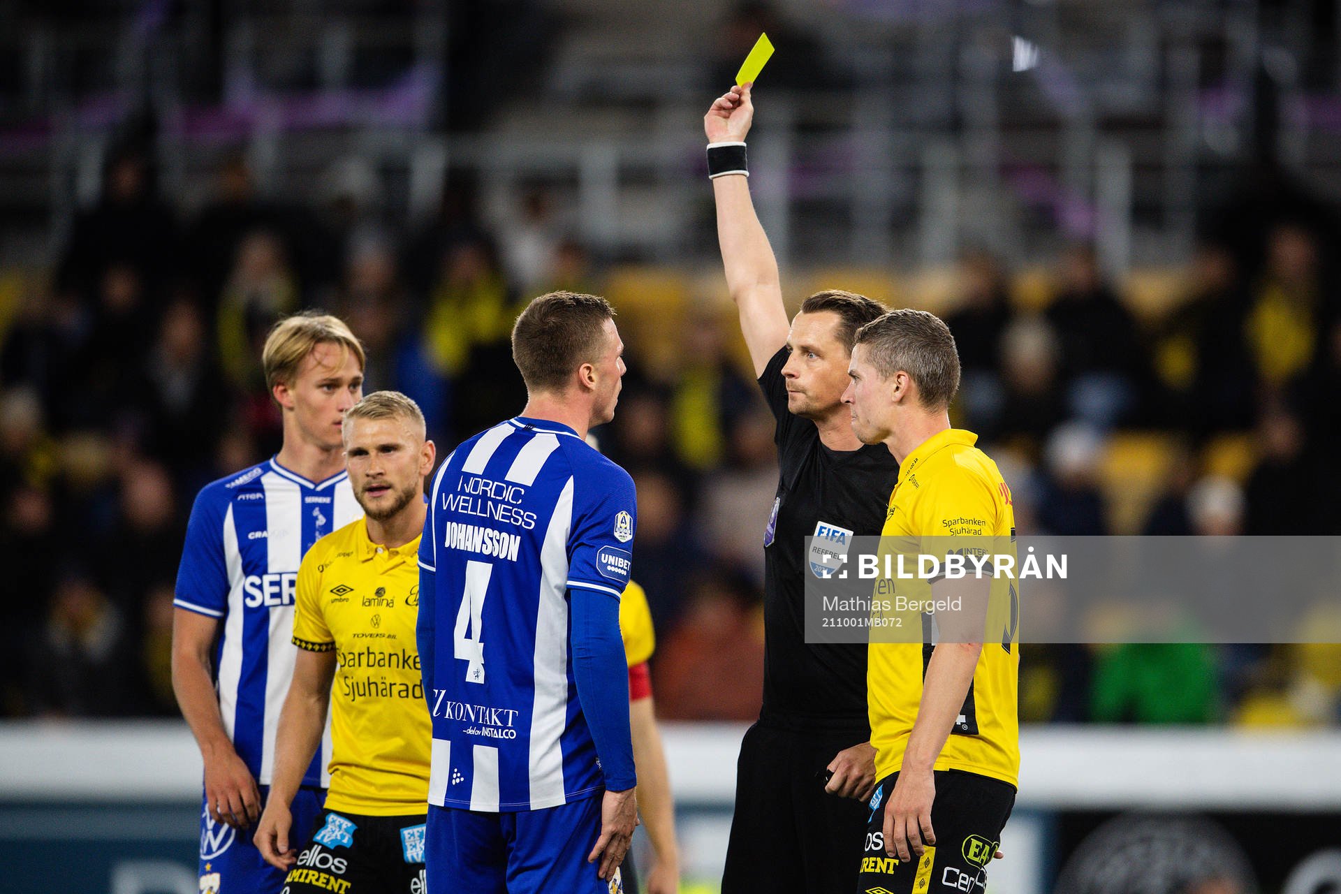 IFK Göteborgs Calle Johansson tilldelas ett gult kort av