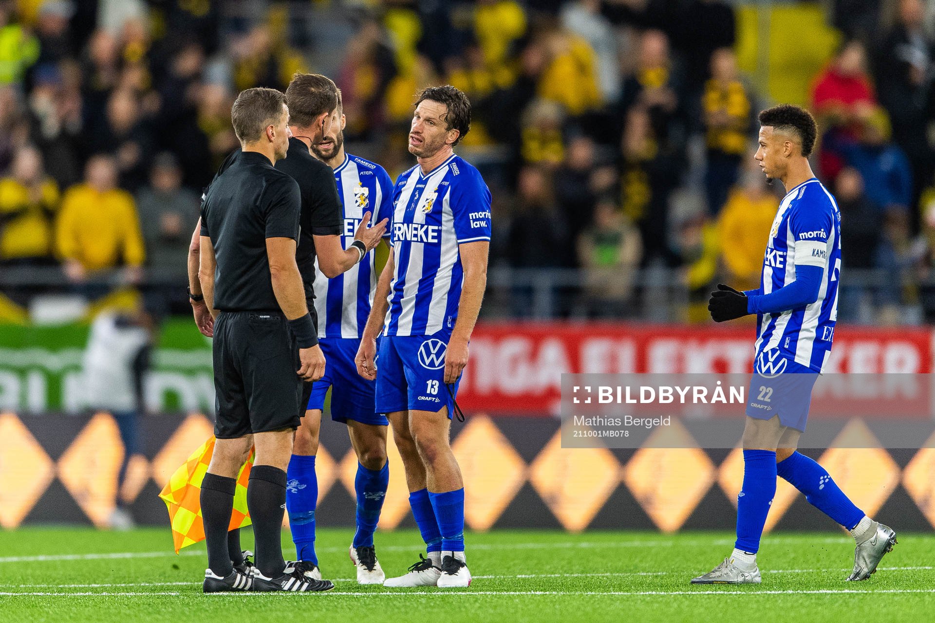 IFK Göteborgs Gustav Svensson reagerar mot domare Andreas