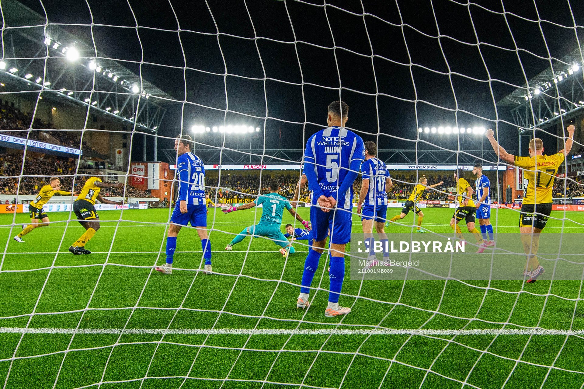 IFK Göteborgs Simon Thern, målvakt Giannis Anestis och