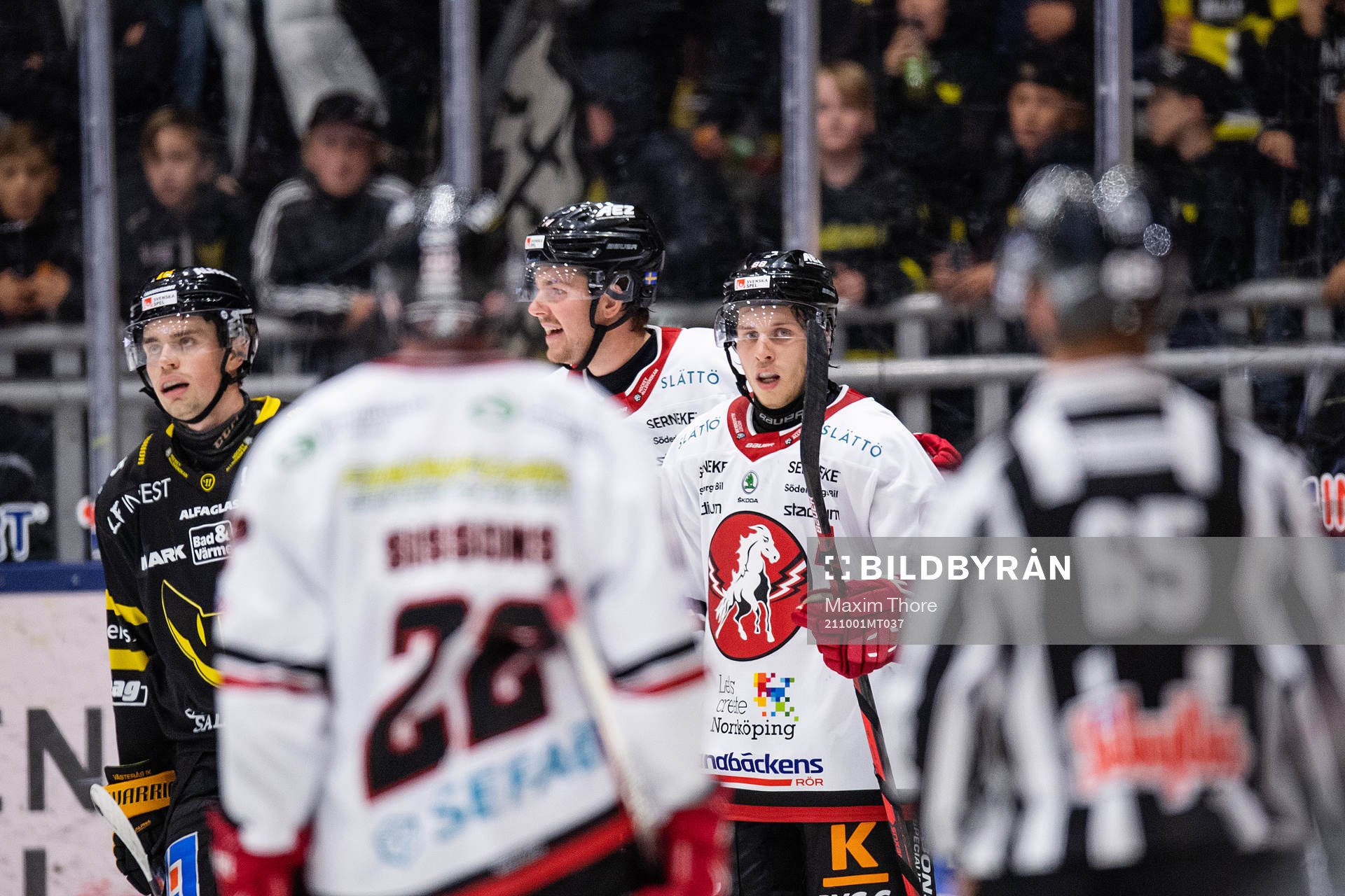 Vita Hästens Ludwig Stenlund och Corey Mackin jublar