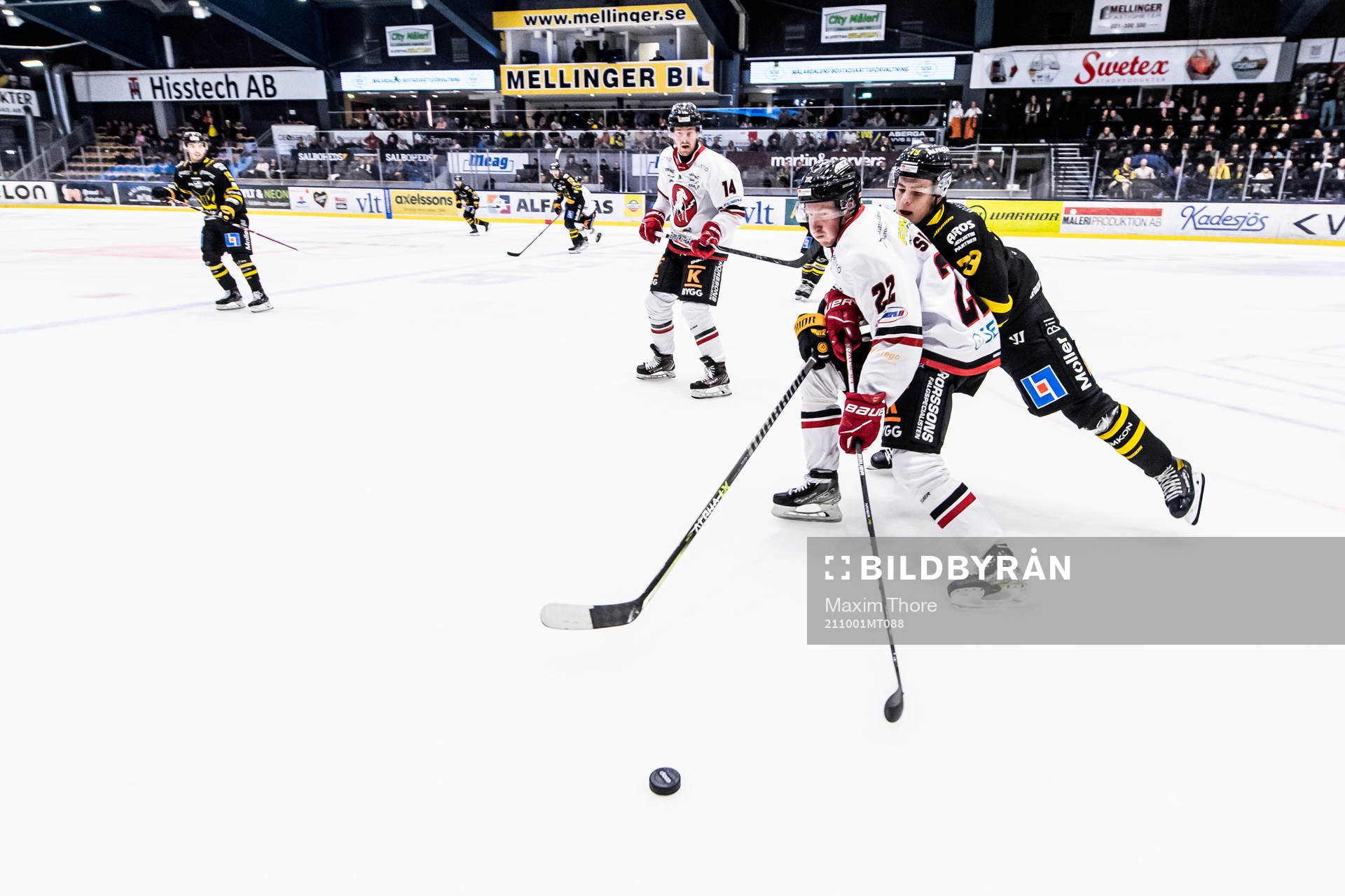 Vita Hästens Hampus Olsson och Västerås Gabriel Kangas