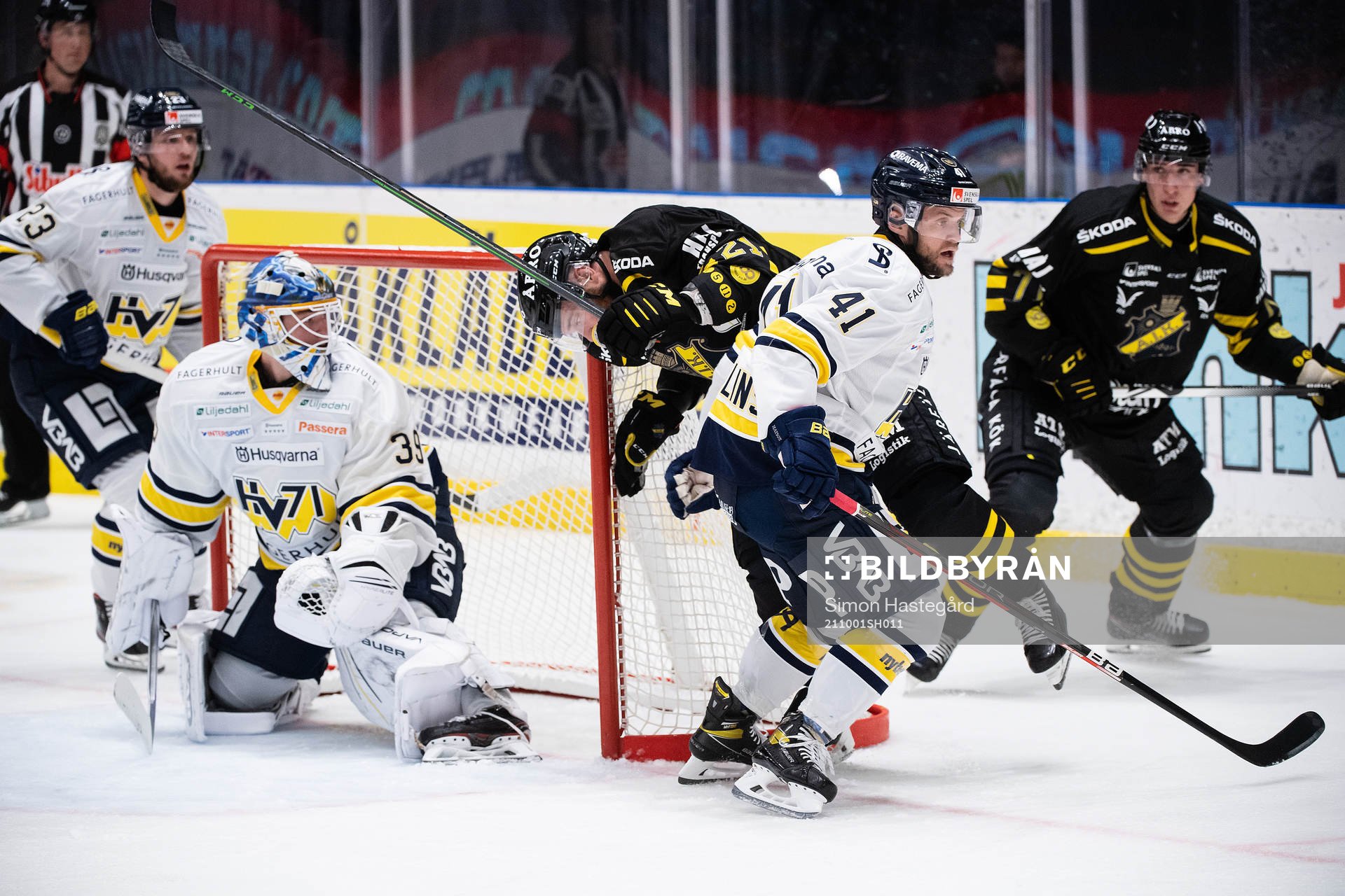 s Christian Sandberg mot HV71:s målvakt Filip Larsson och