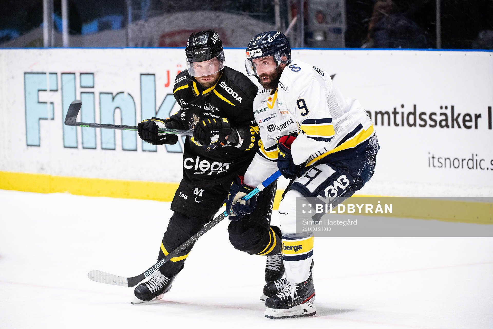 s Christian Sandberg och HV71:s Taylor Matson