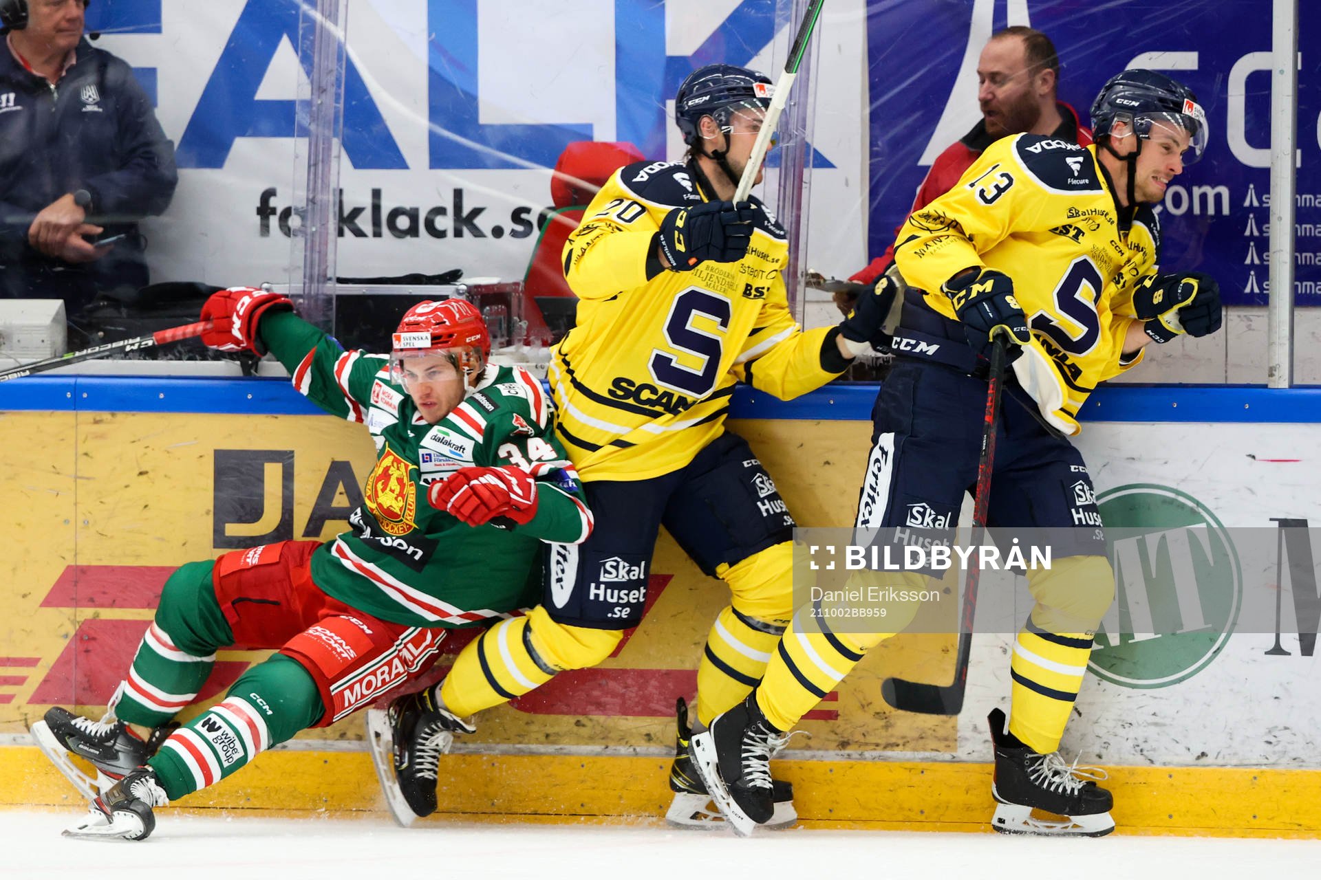 Moras Bobby MacIntyre i en kamp mot Södertäljes Tobias