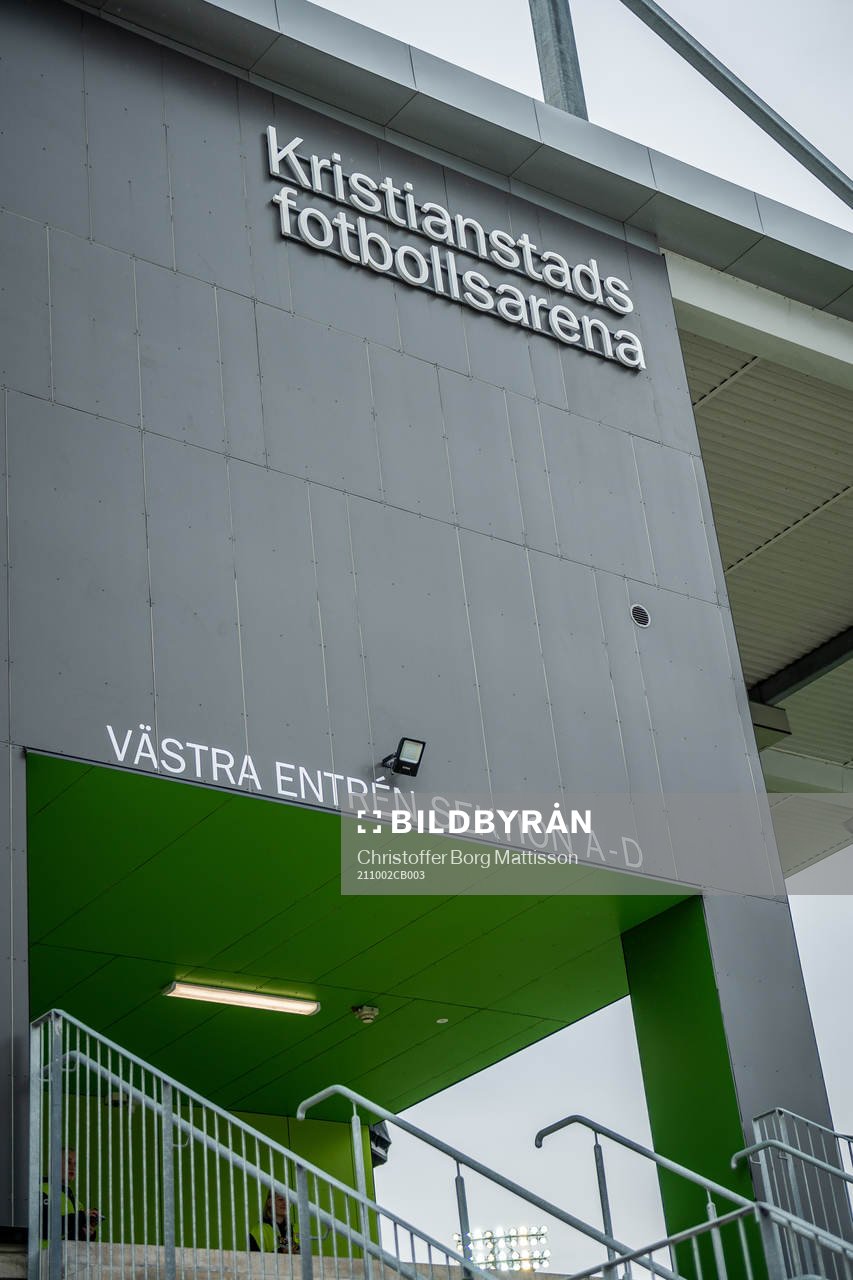 Exteriör vy över entrén till Kristianstads Fotbollsarena