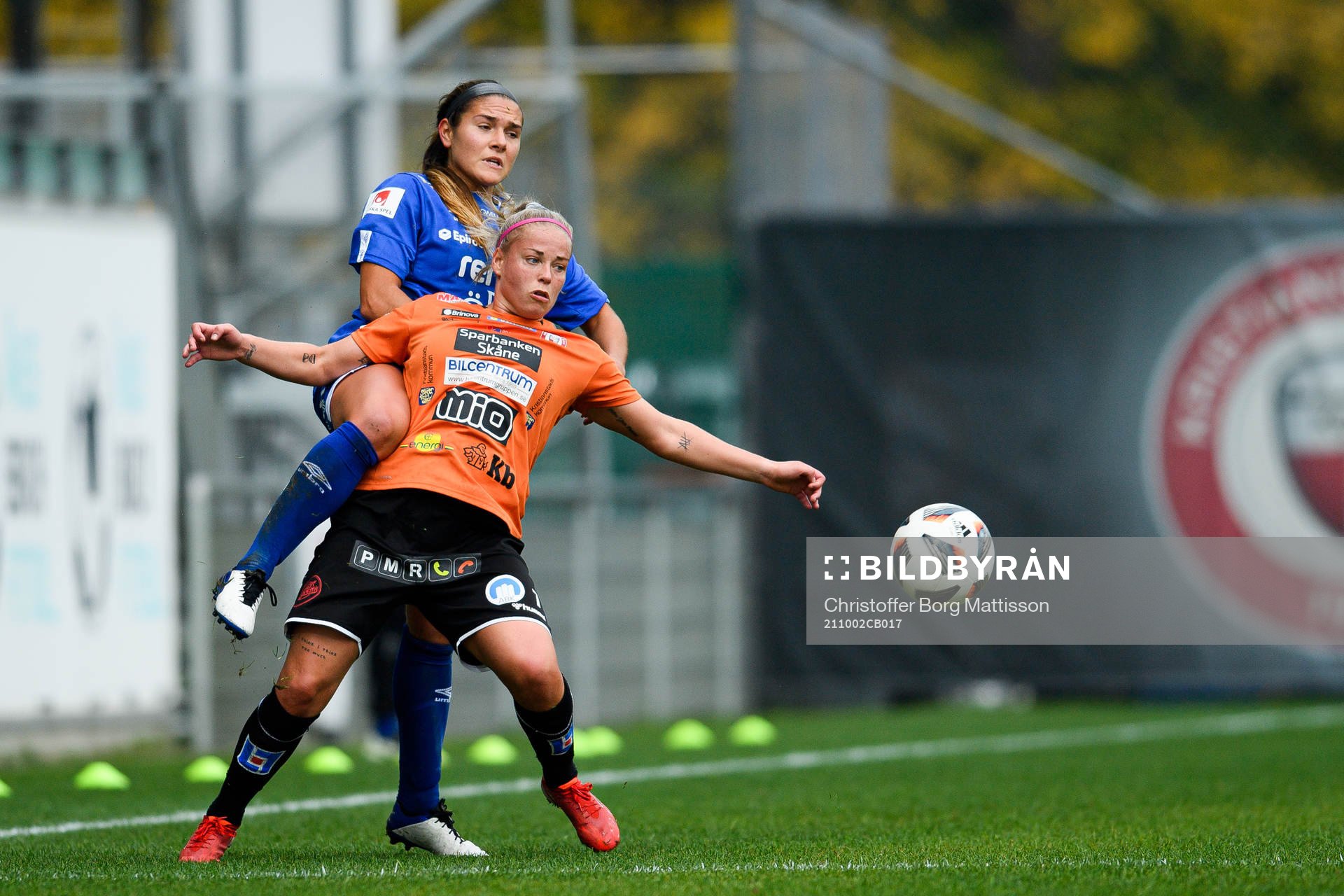 Örebros Carly Wickenheiser och Kristianstads Therese Sessy Åsland under fotbollsmatchen i Damallsvenskan mellan Kristianstad och Örebro den 2 oktober 2021 i Kristianstad.