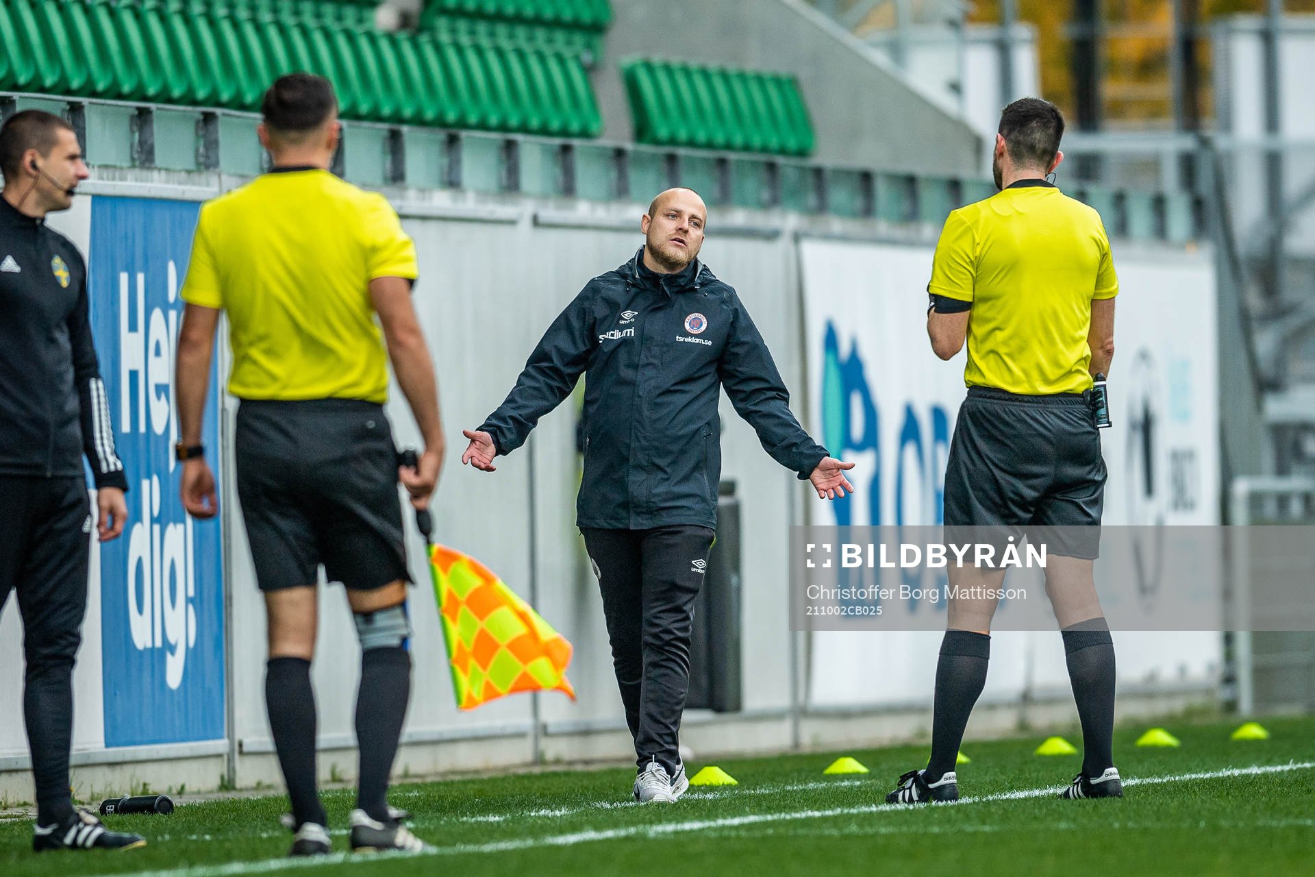 Örebros tränare Rickard Johansson i samtal med domare