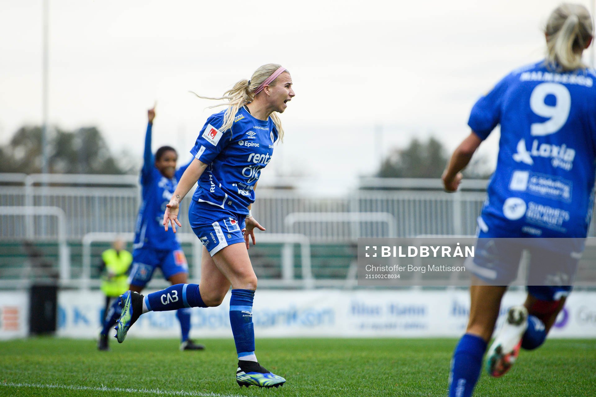 Örebros Jenna Hellstrom jublar efter 2-2 under fotbollsmatchen i Damallsvenskan mellan Kristianstad och Örebro den 2 oktober 2021 i Kristianstad. 