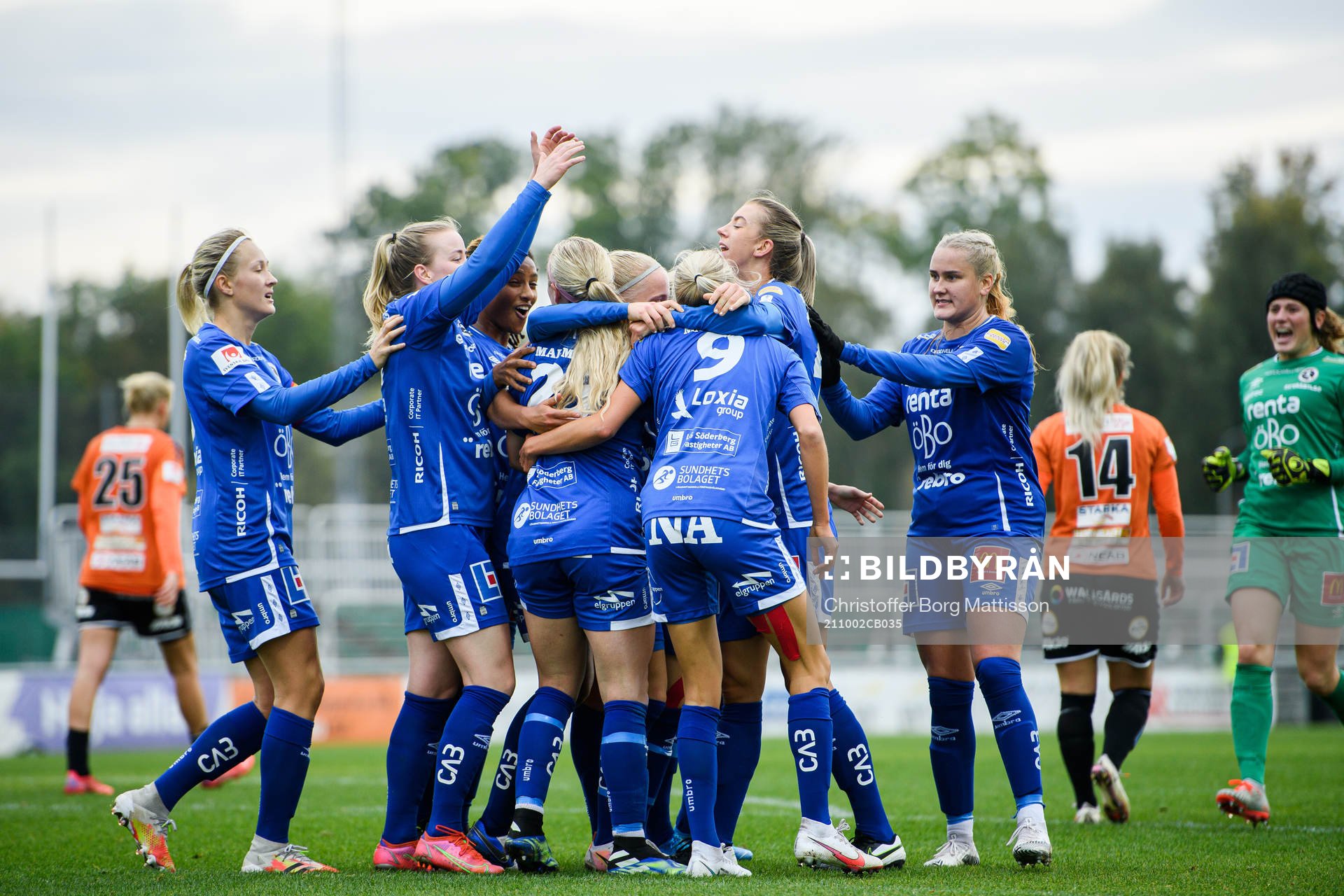 Örebros spelare jublar med Jenna Hellstrom efter 2-2 under fotbollsmatchen i Damallsvenskan mellan Kristianstad och Örebro den 2 oktober 2021 i Kristianstad.