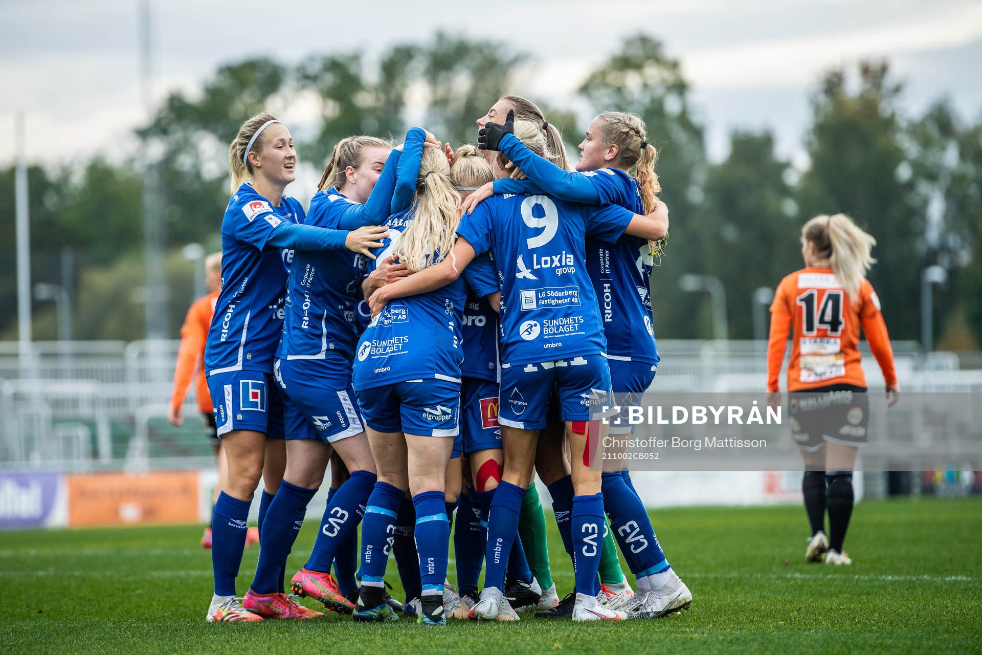 Örebros spelare jublar efter 2-2 under fotbollsmatchen i Damallsvenskan mellan Kristianstad och Örebro den 2 oktober 2021 i Kristianstad.