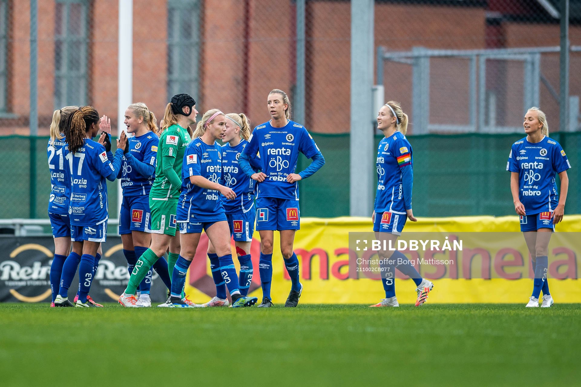 Örebros spelare jublar efter fotbollsmatchen i Damallsvenskan mellan Kristianstad och Örebro den 2 oktober 2021 i Kristianstad.