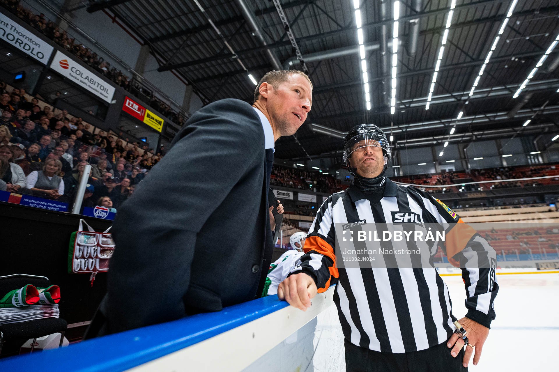 Rögles tränare Cam Abbott pratar med Domare Sören Persson