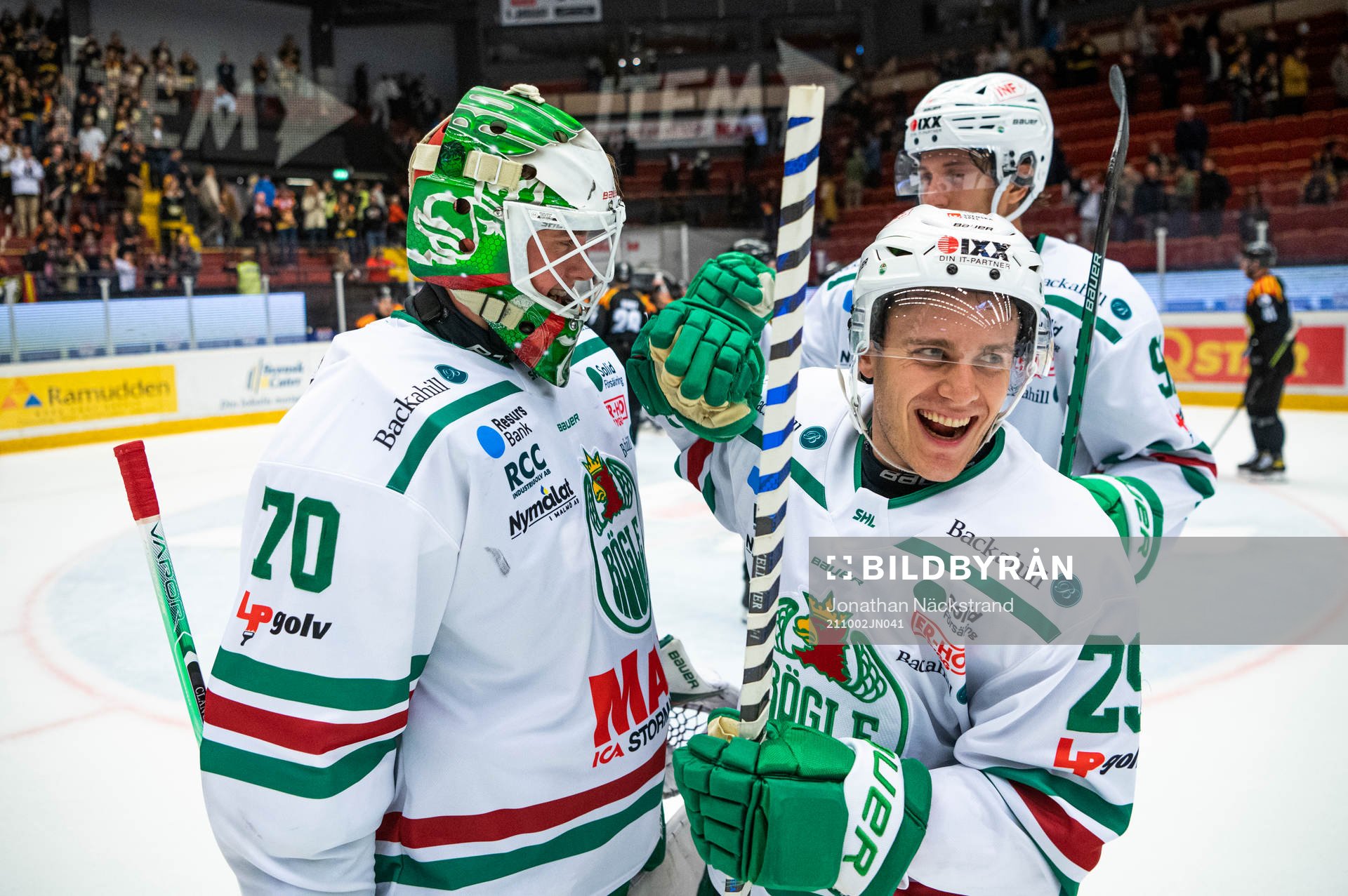 Rögles målvakt Calle Clang jublar med Tyler Kelleher