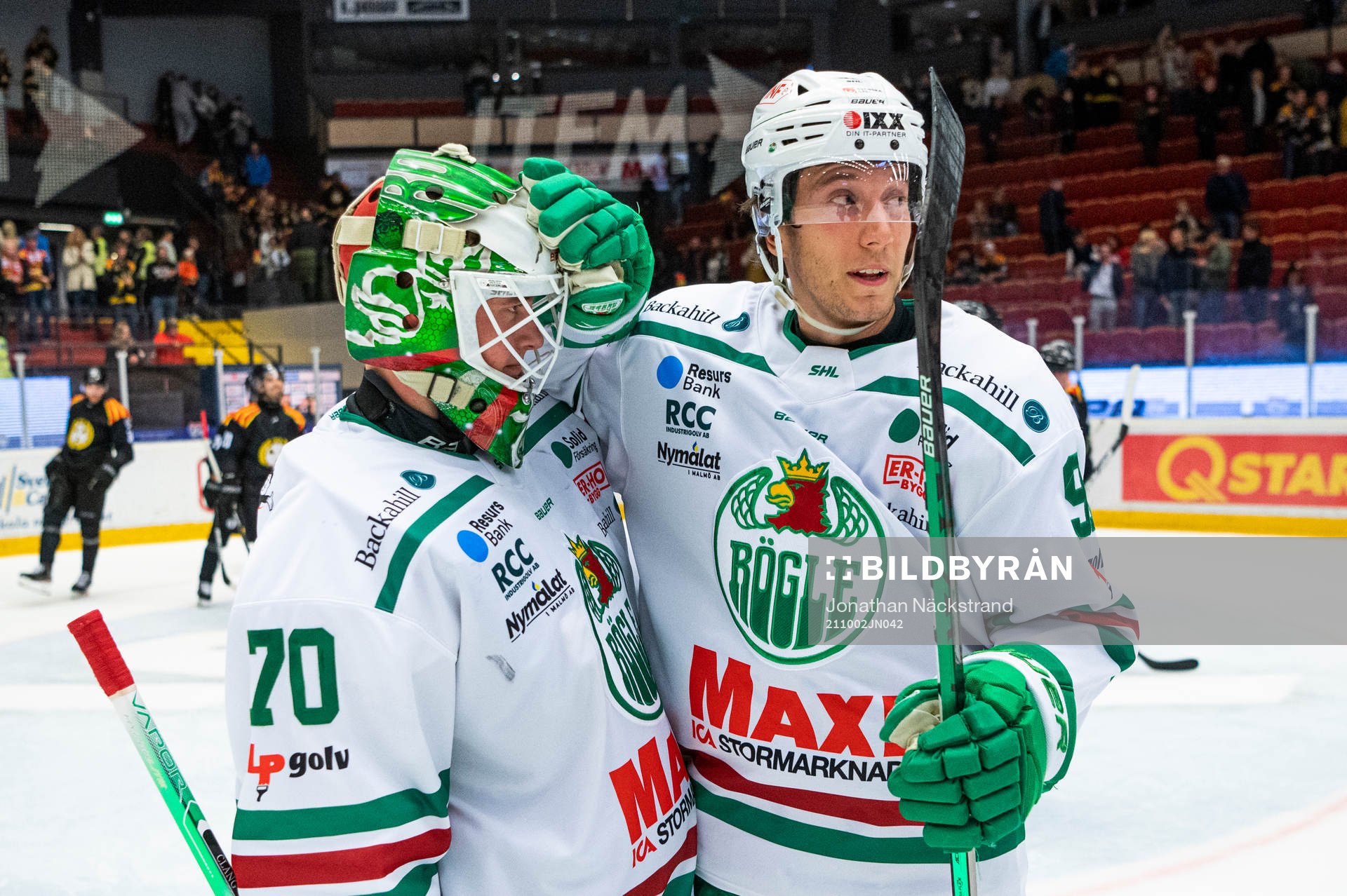 Rögles målvakt Calle Clang jublar med Adam Tambellini